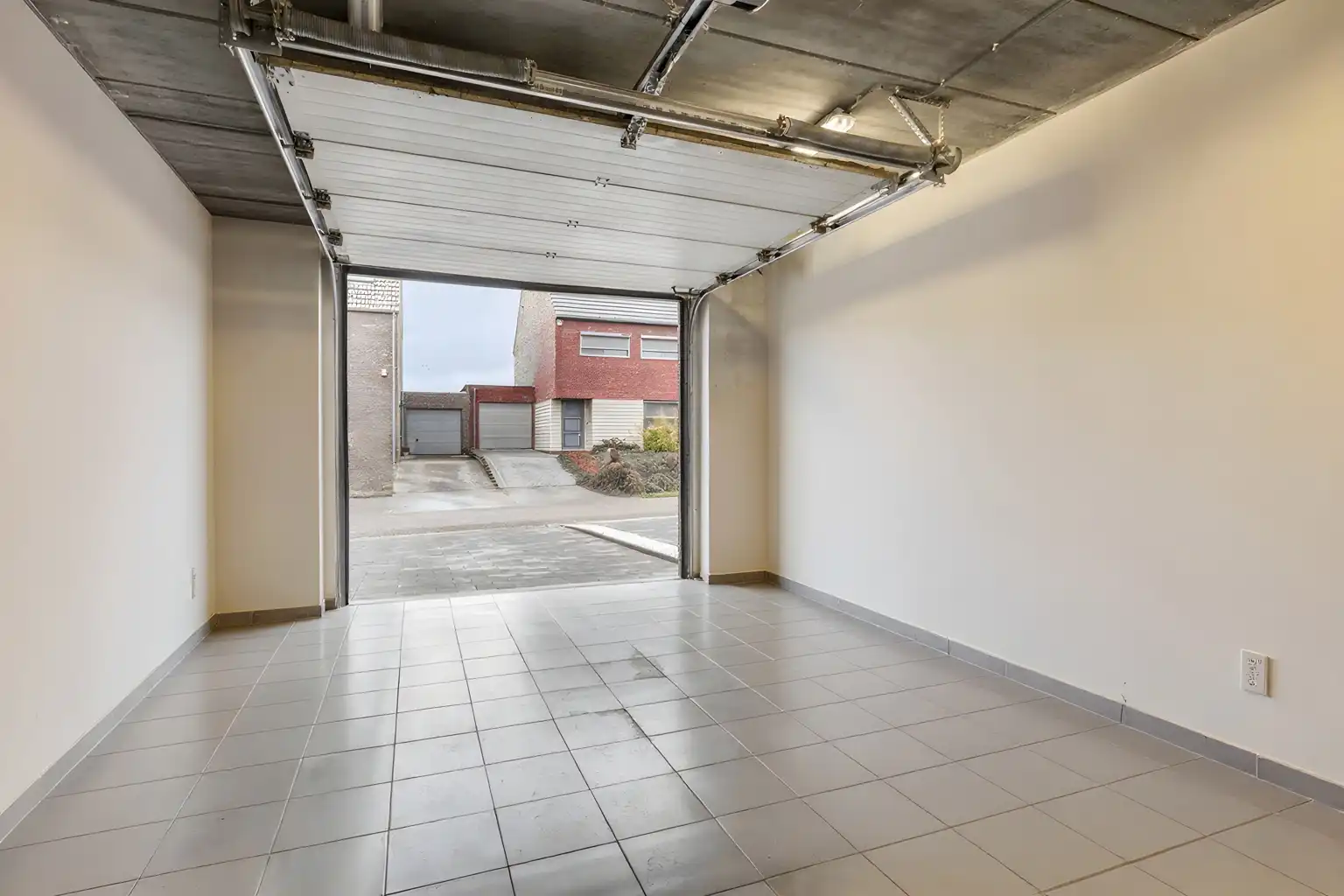 INSTAPKLARE WONING MET PRAKTIJKRUIMTE/BUREEL EN ZWEMBAD foto 21