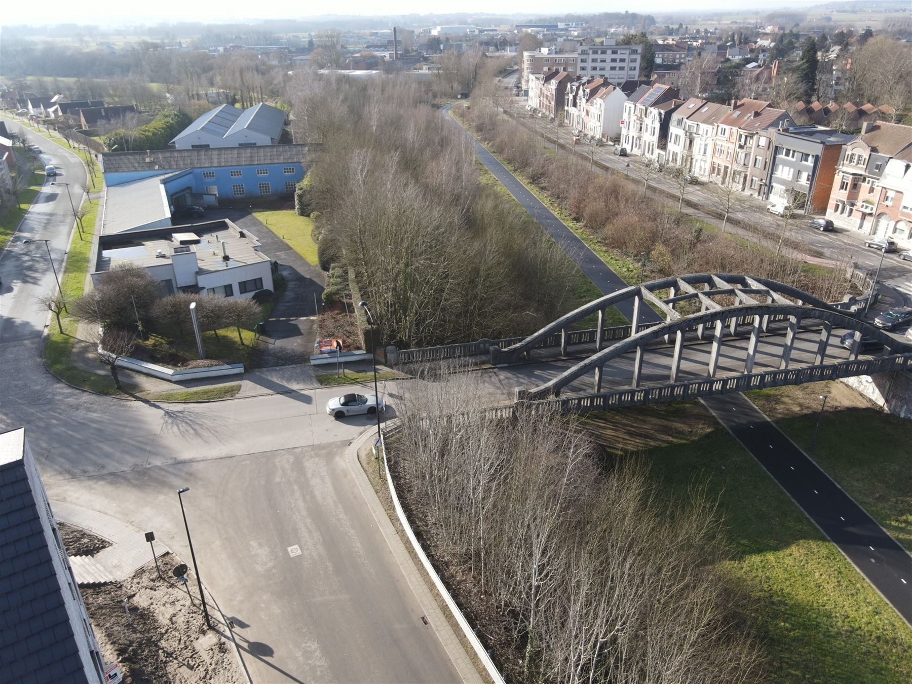 Goed gelegen veelzijdige bedrijfssite met kantoren, opslag en parking foto 8