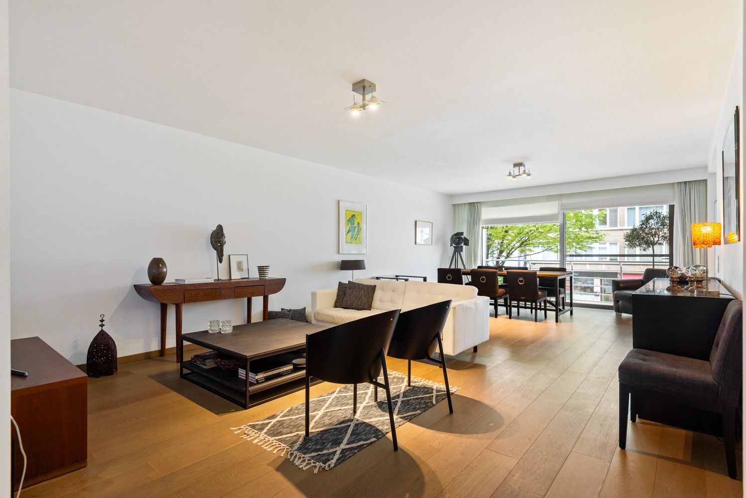 Instapklaar 3SLPK appartement met 2 terrassen en garagebox in Berchem! foto {{pictureIndex}}