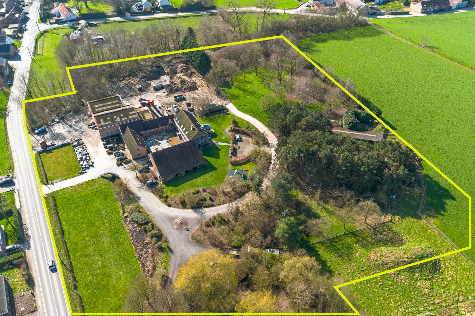 Unieke vierkantshoeve met woonhuis, kantoren en loodsen foto 8