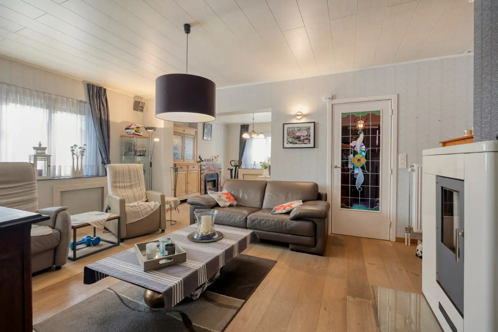 Ruim ingedeelde woning met o.a. 4 slpks op een rustig gelegen perceel van 1.069 m². foto 3