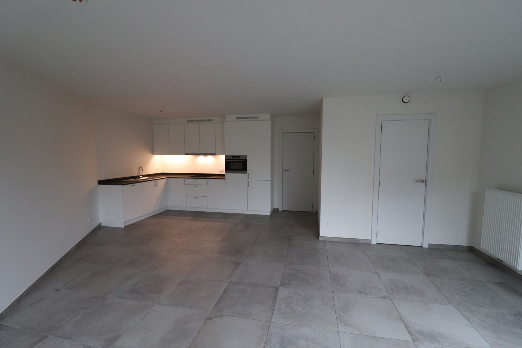 Prachtig appartement (2 slaapkamers met apart bureel) van 103m² op het gelijkvloers rechts met tuin en ondergrondse parkeerplaats. foto 5