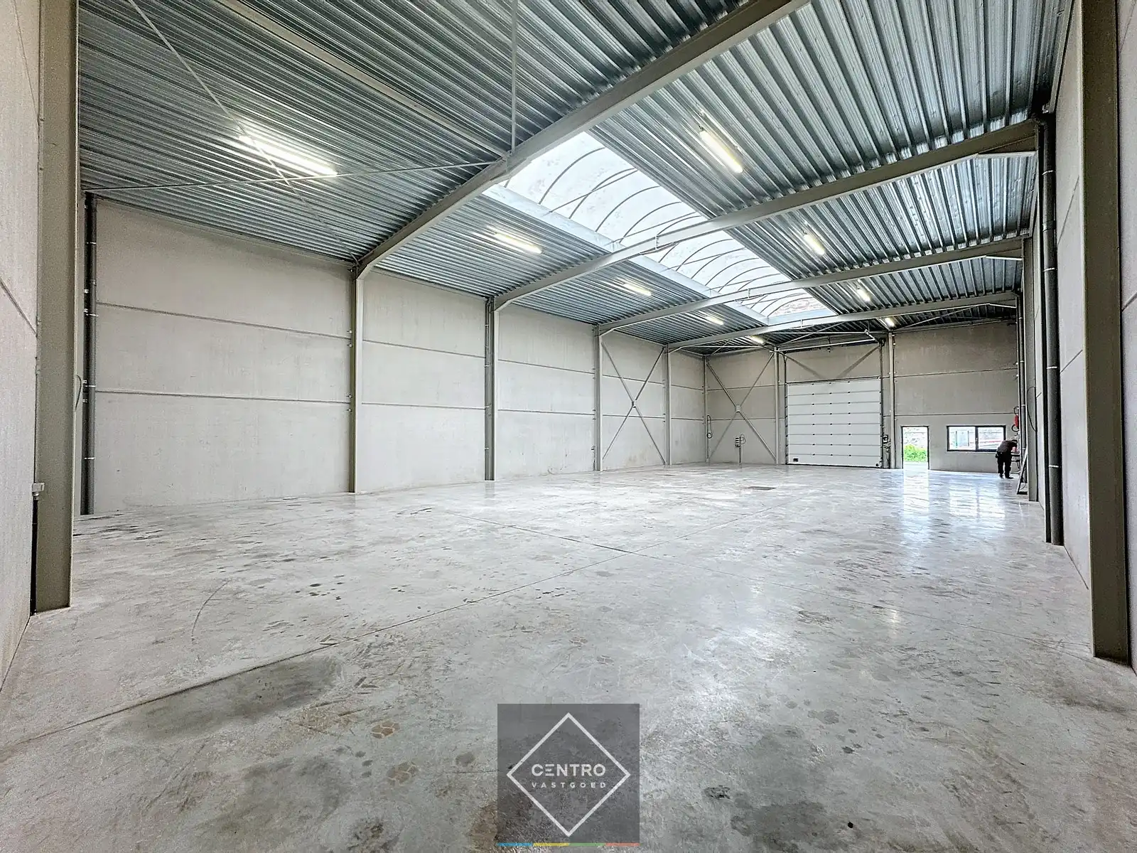 NB MAGAZIJN / OPSLAGRUIMTE (410m2) met volledige overspanning en hoge sectionaalpoort te huur op ambachtelijke zone te Maldegem (vlakbij Brugge en Knokke-Heist). foto 3