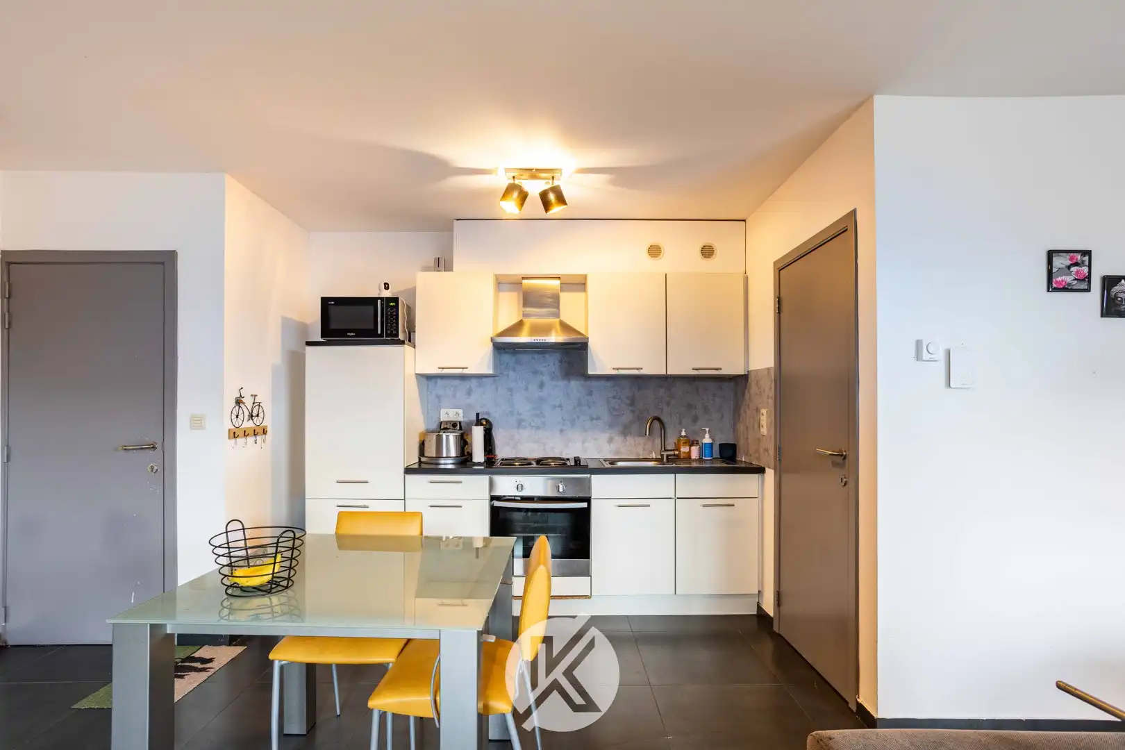 Stijlvol appartement met twee slaapkamers en staanplaats foto 7