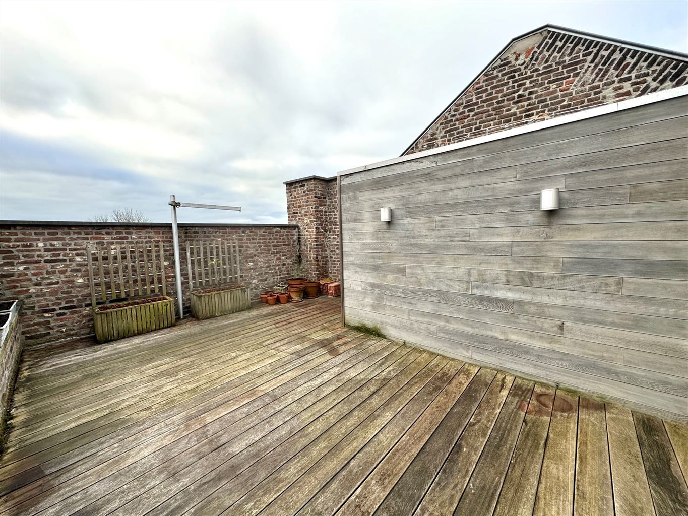 Prachtige, ruime stadswoning met 3 slaapkamers en dakterras gelegen nabij de Markt van Maaseik.  foto 24