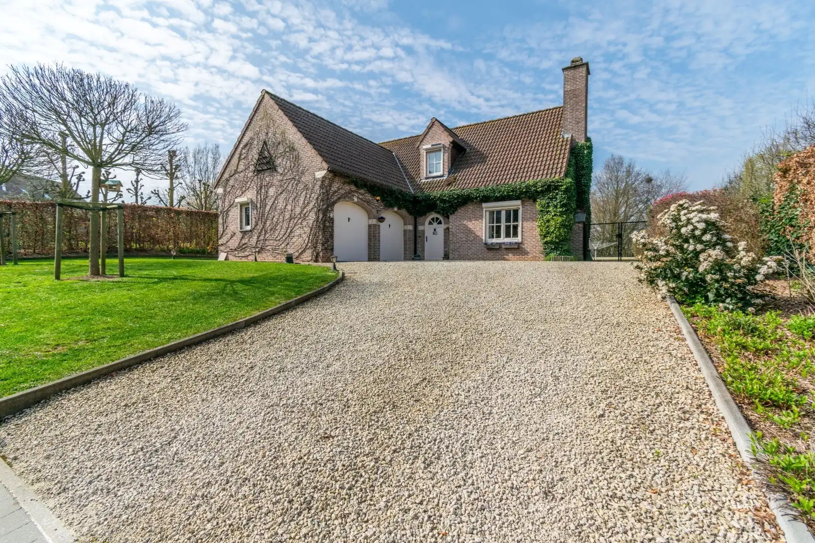 Hoofdfoto van de publicatie: VILLA IN GROENE OMGEVING MET 3 SLP +BUREAU!