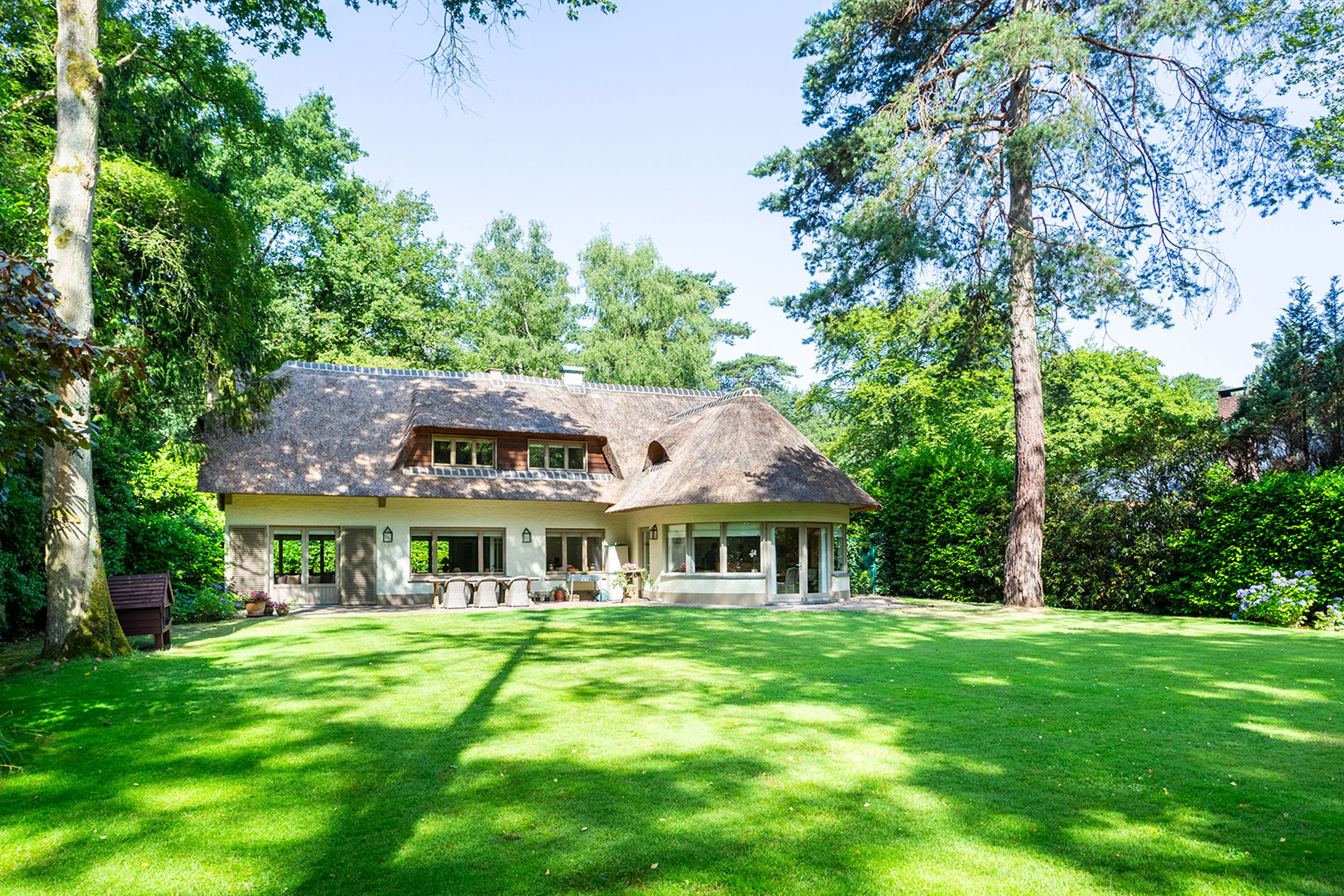 Charmante klasse-villa met rieten dak in bosrijke omgeving foto 23