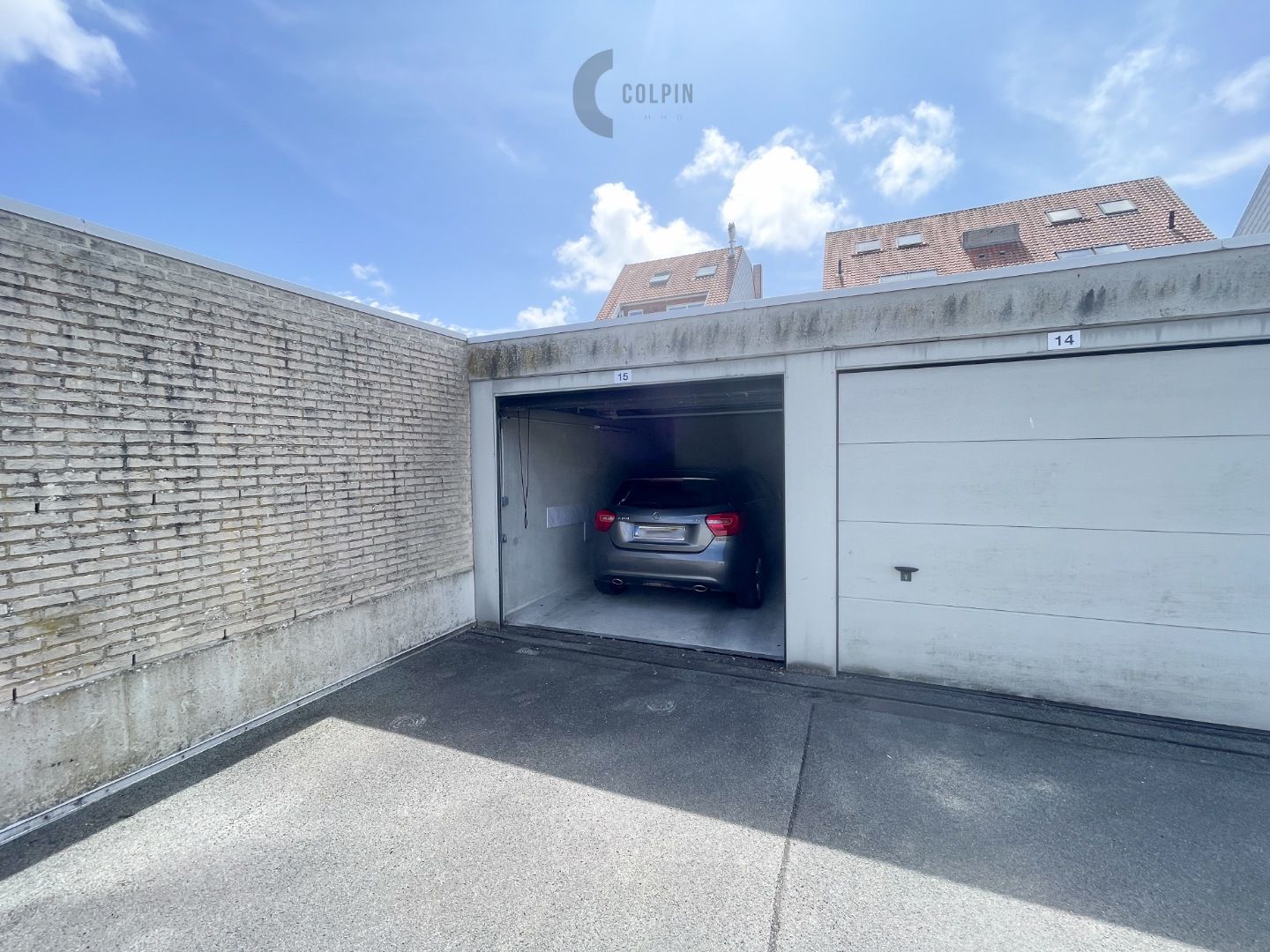 Afgesloten garagebox in garagecomplex op centrale ligging in Heist centrum foto 2