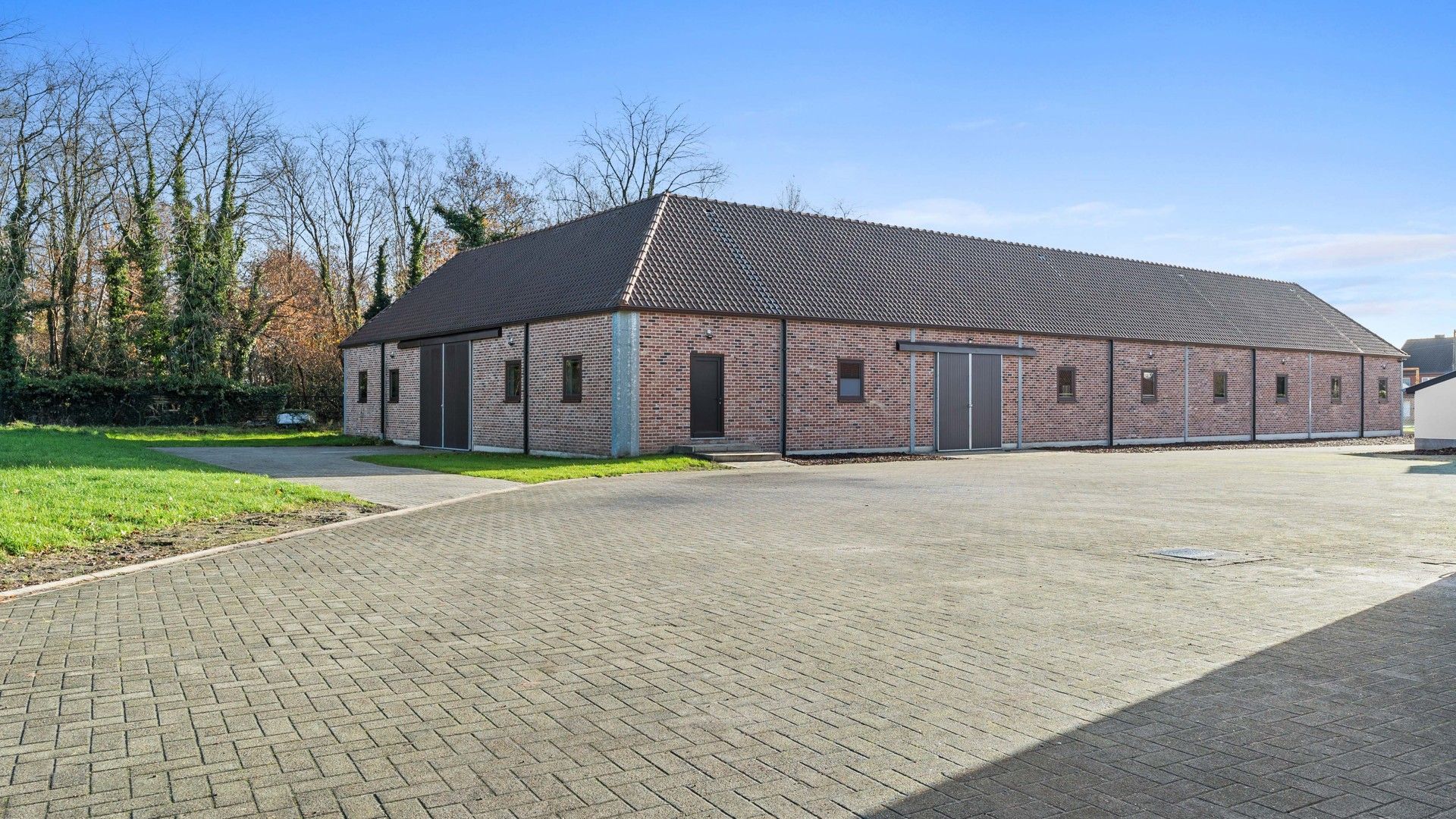 Exclusief hippisch eigendom met binnen- en buitenpiste, paardenstallen foto 8