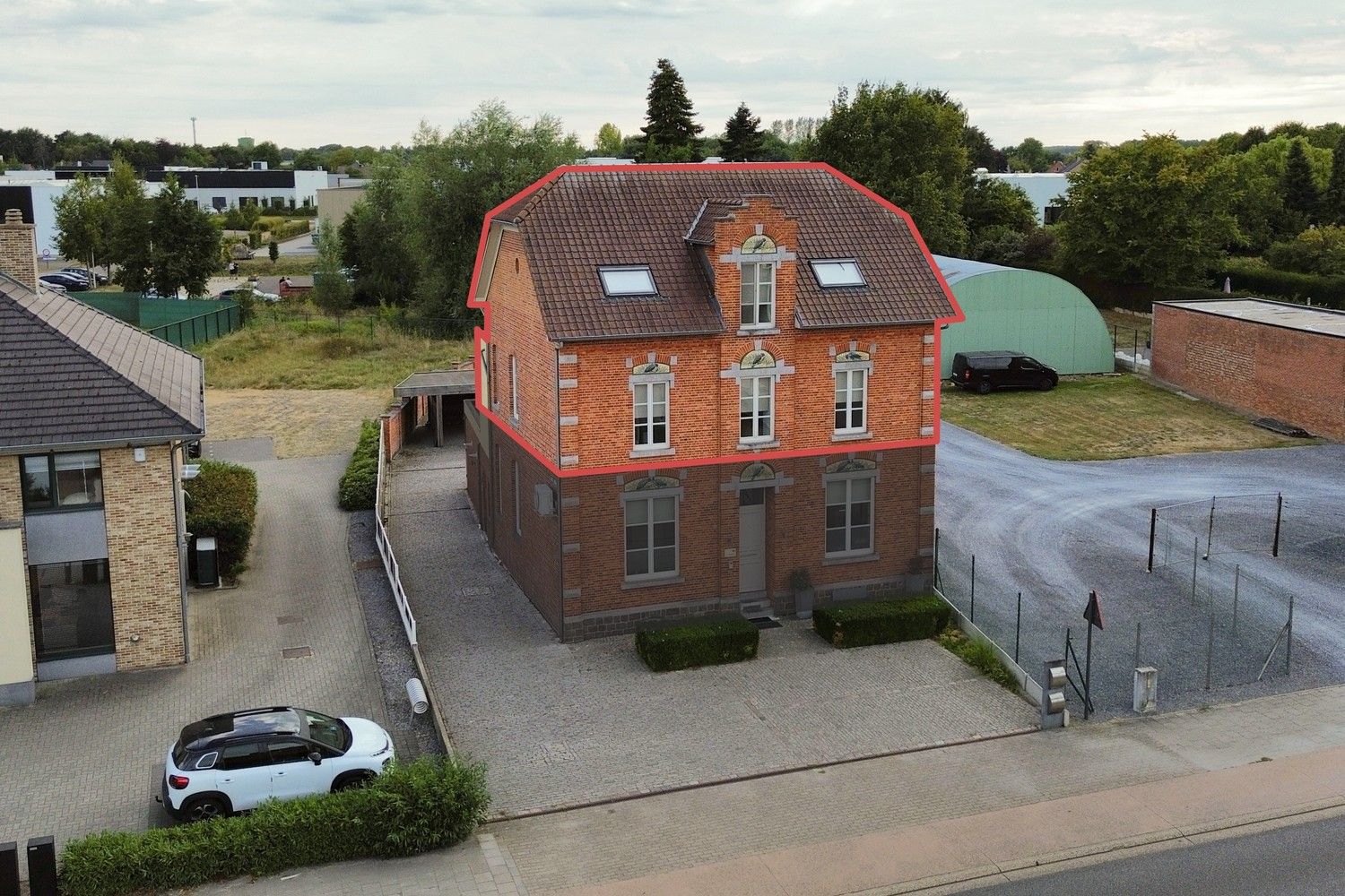 TE HUUR: Ruim Duplex-appartement met 4 staanplaatsen in Diepenbeek foto {{pictureIndex}}