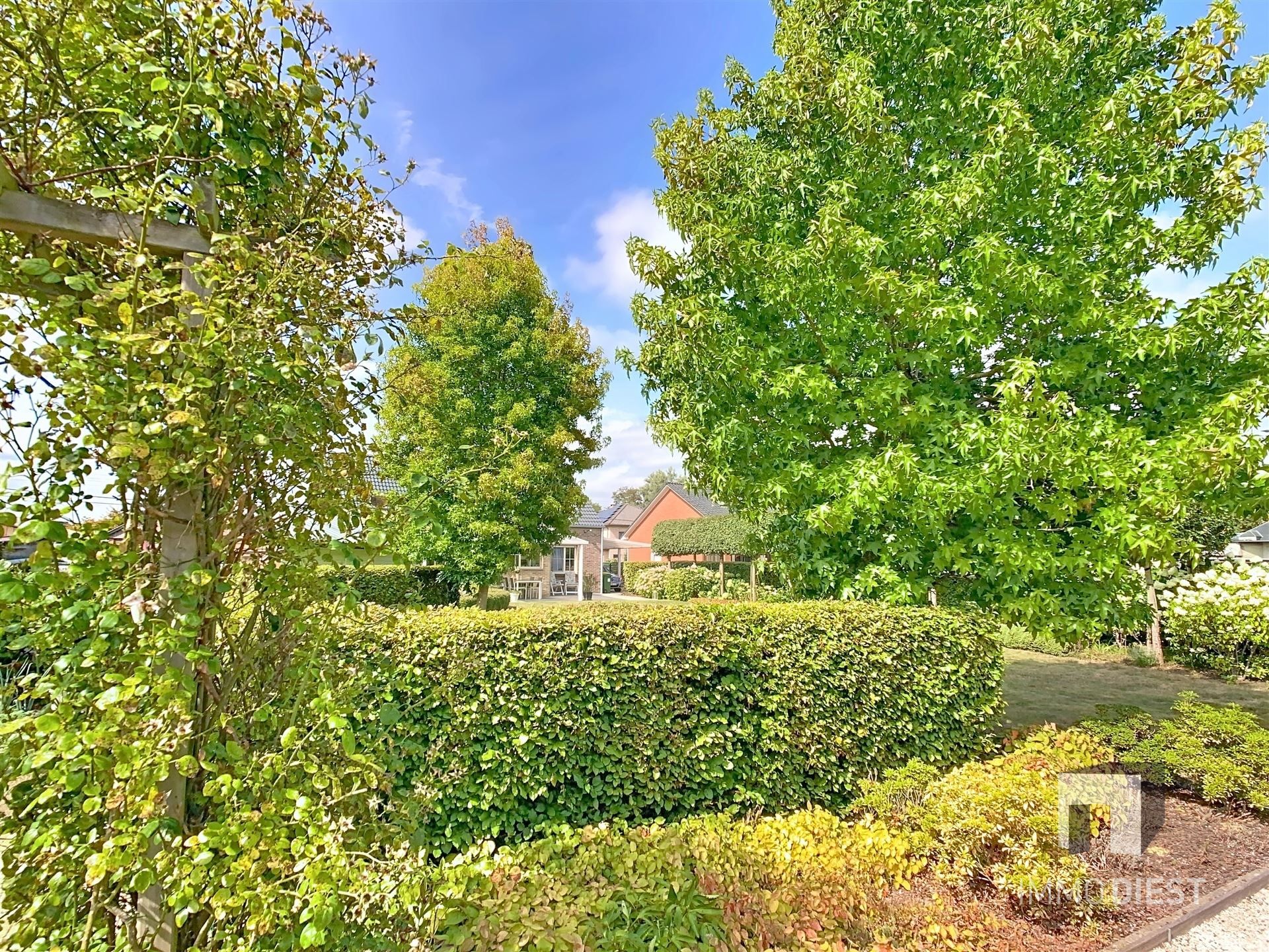 Aantrekkelijke en instapklare woning met 3 slaapkamers en prachtig aangelegde tuin op 12a 77ca. foto 37