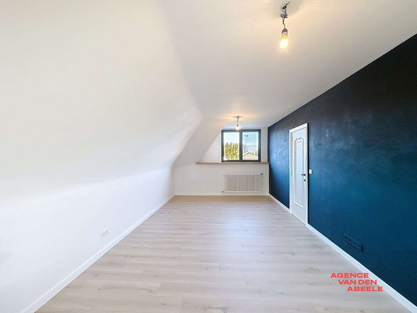 Ruime alleenstaande villa met grote tuin en veranda foto 15