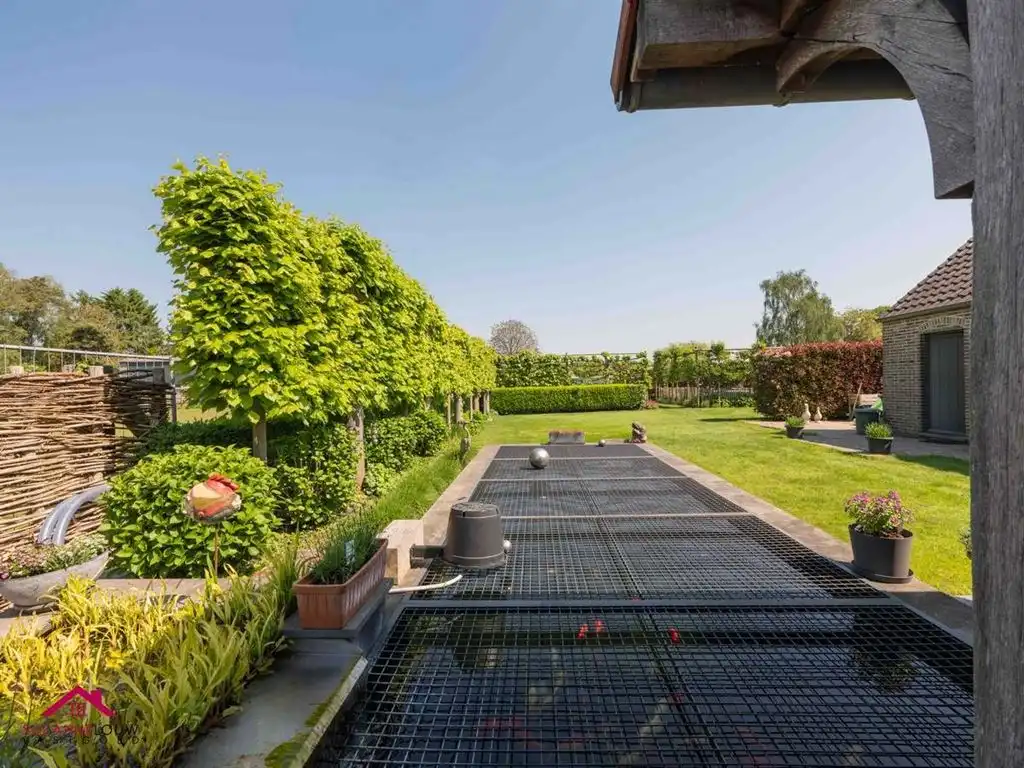Charmante vrijstaande woning met sfeervol aangelegd terras foto 11