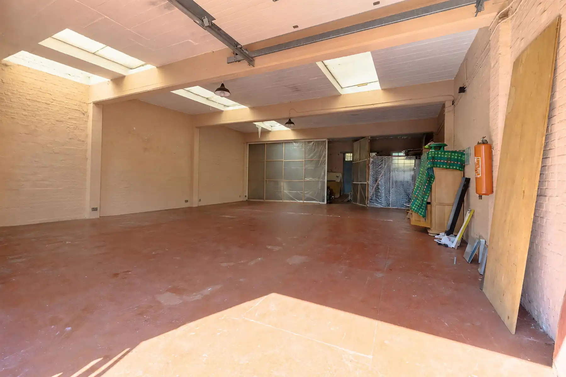 Verhuurde HOB met 3 slpk en magazijn van +/-170m² op 476m² foto 2