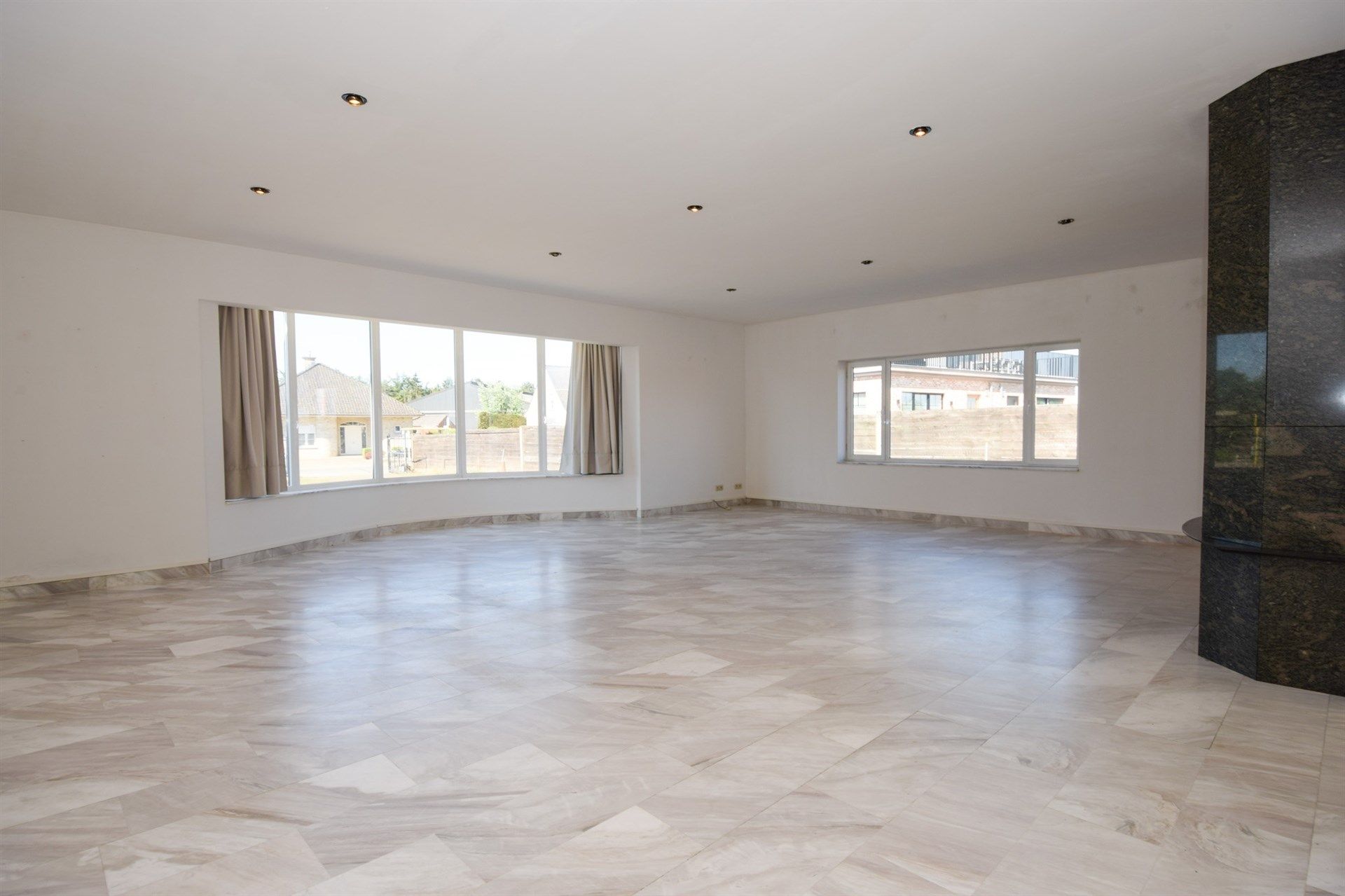 Ruime, op te frissen villa woning op een mooi perceel van 1.583m² foto 3