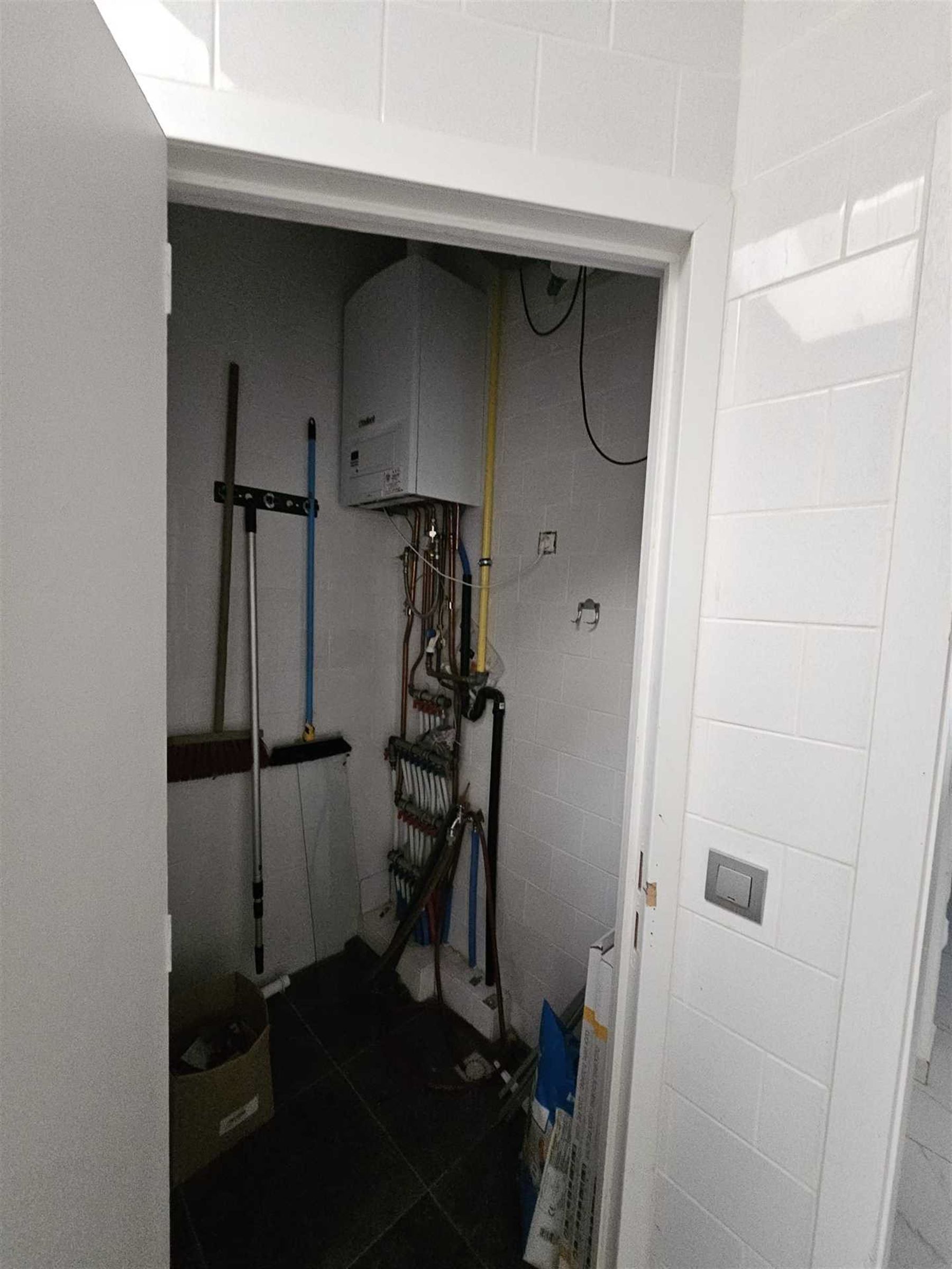 Zeer ruim handelsgelijkvloers op de Gitschotellei! foto 9