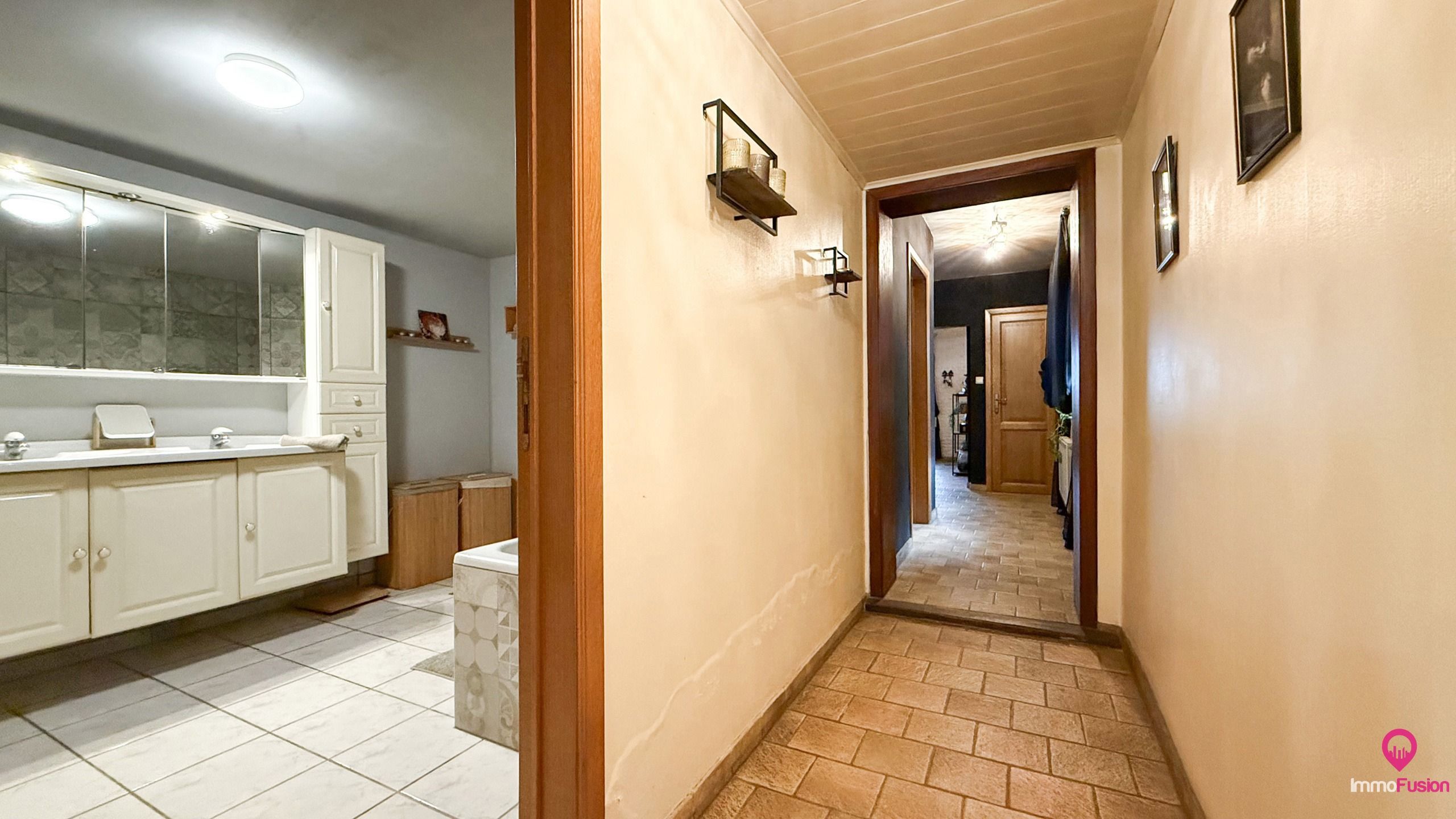 Idyllische woning met 2 slaapkamers, weide en stallen! foto 11