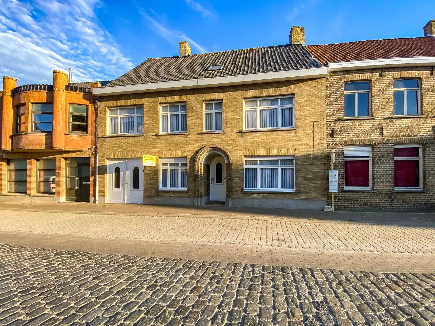 Zeer ruime te renoveren woning met statige gevel op 445 m² met zuid-west georiënteerde tuin. foto 2