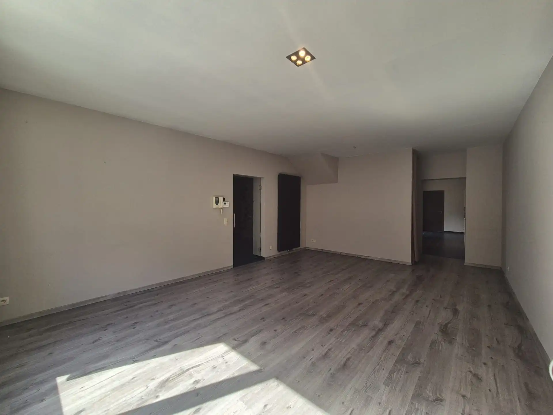 Instapklaar lichtrijk appartement met dakterras boven bakkerij “Hoste”. foto 5