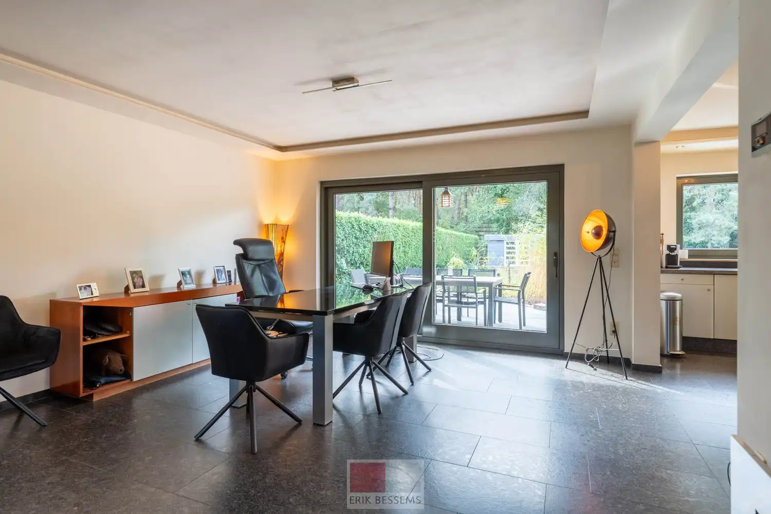 Vrijstaande woning gelegen op een royaal perceel van maar liefst 990 m² en beschikt over een bewoonbare oppervlakte van circa 221 m² foto 13
