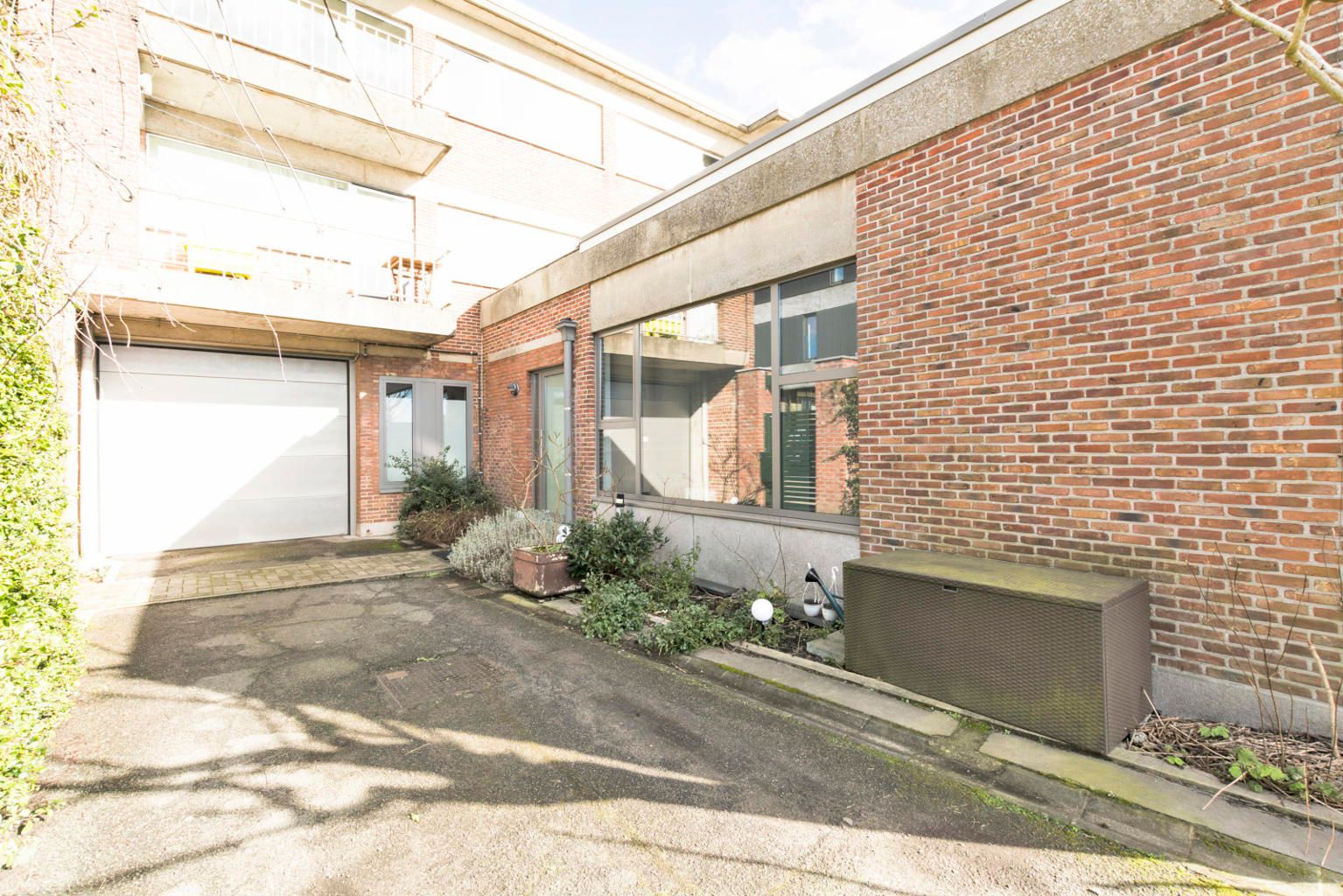 Ruim, verzorgd gelijkvloersappartement met terras en garage foto 4