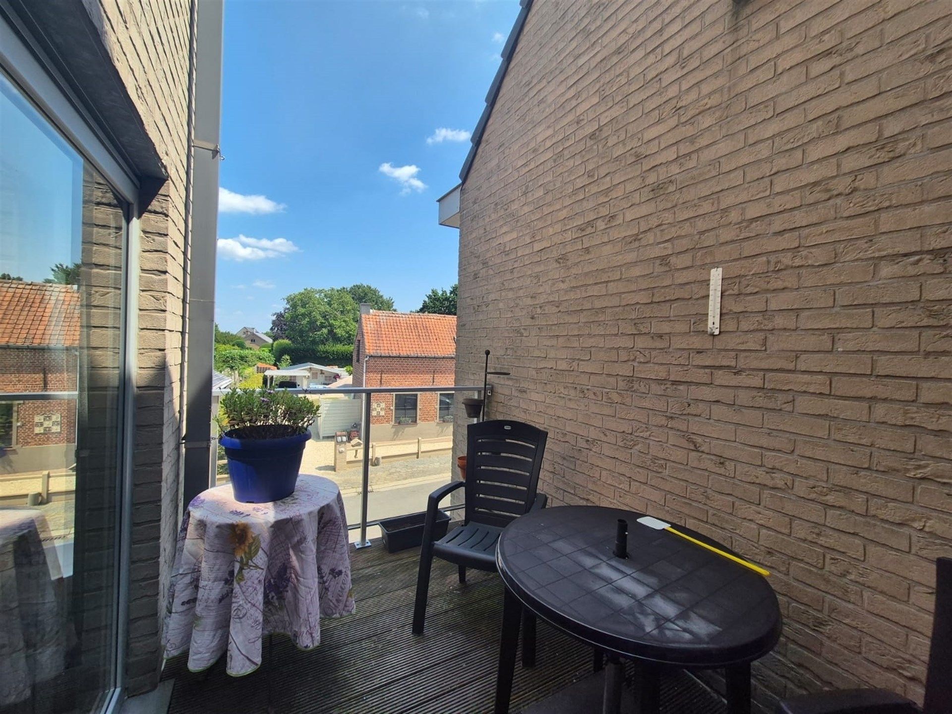 Rustig gelegen appartement met terras en garage.  foto 11