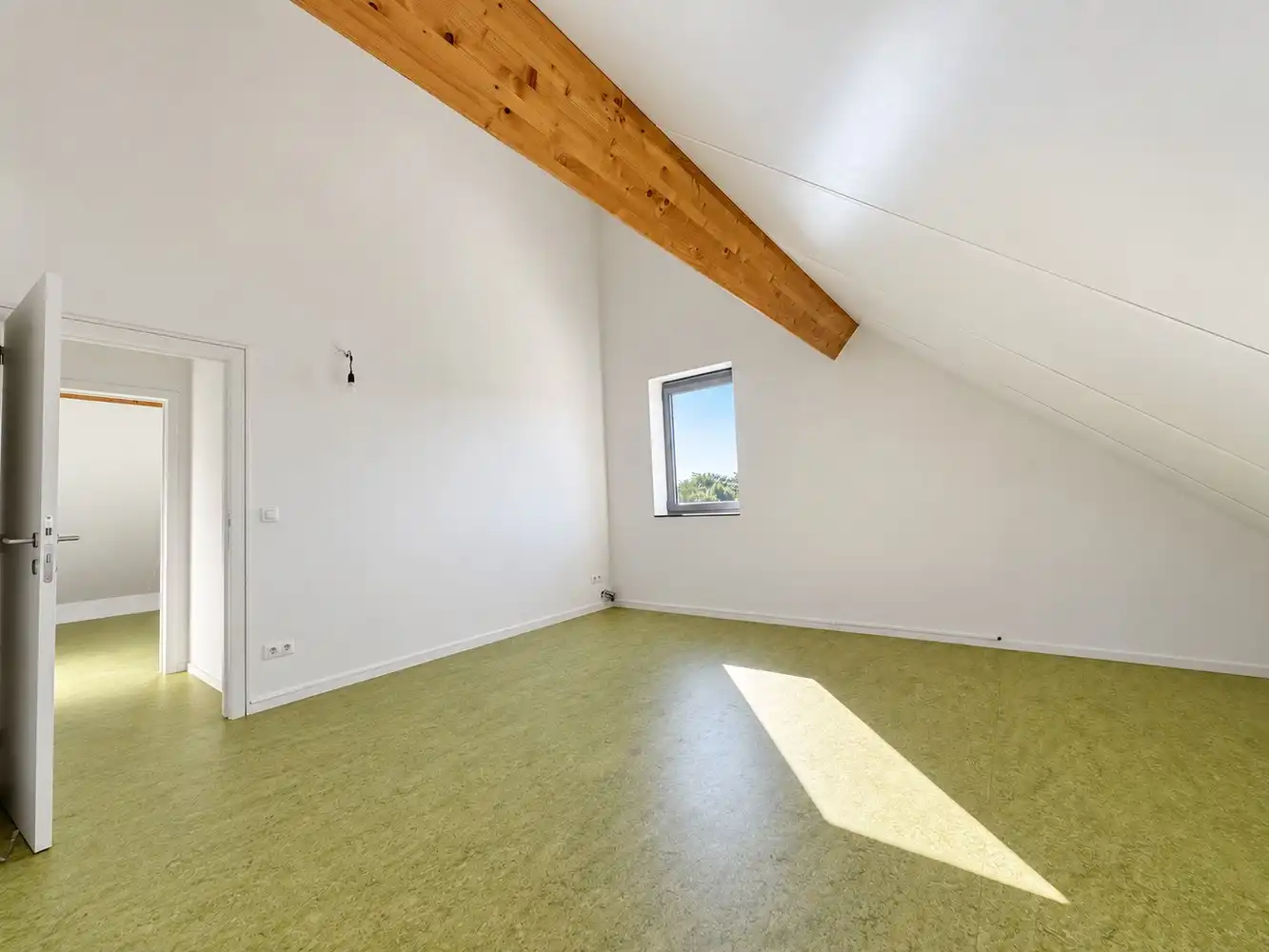 Verrassend ruime gezinswoning met vier slaapkamers, zonnig terras en carport foto 13