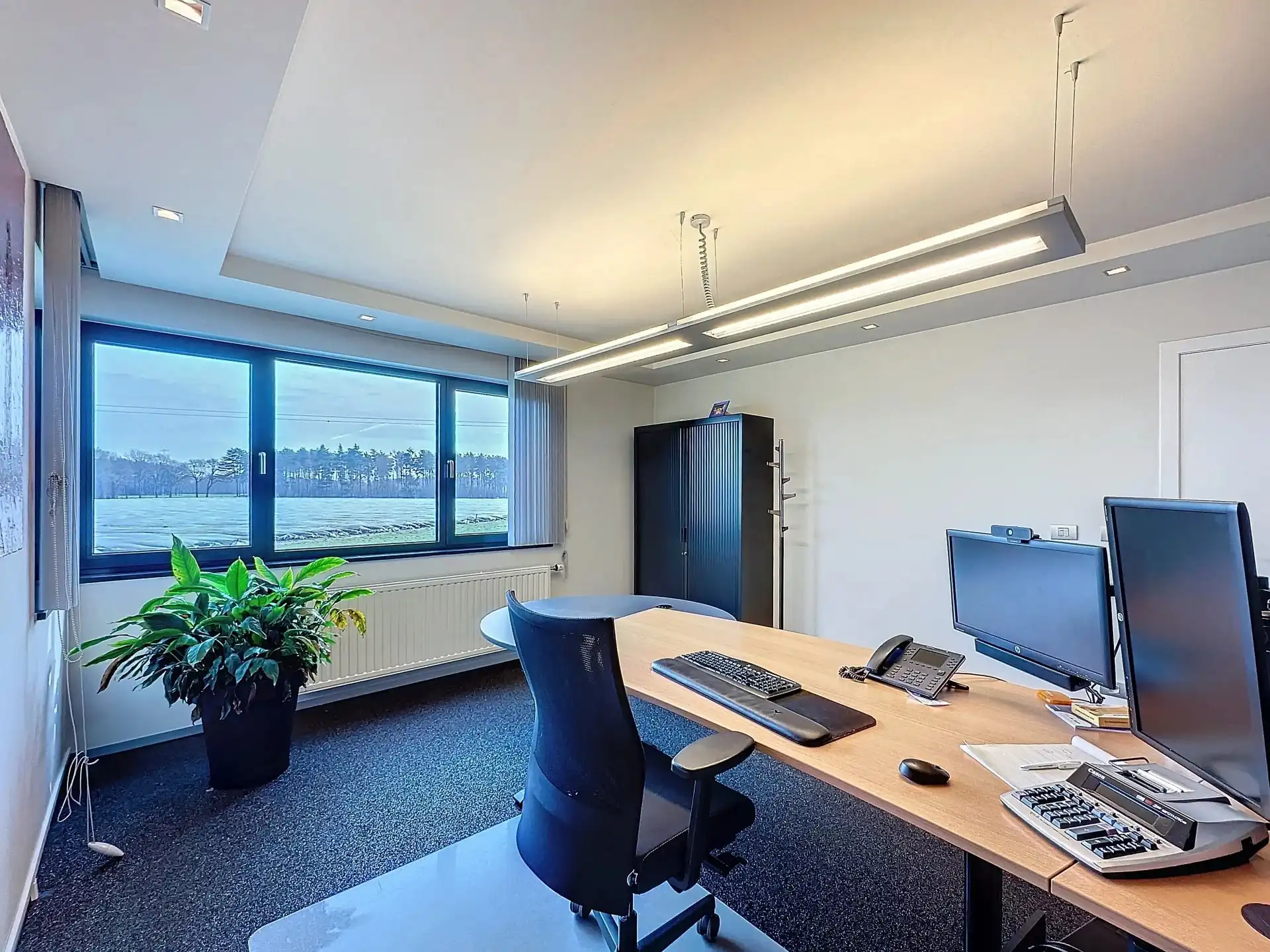 Unieke moderne woning met een dubbele bestemming op een perceel van 29a24ca. foto 21