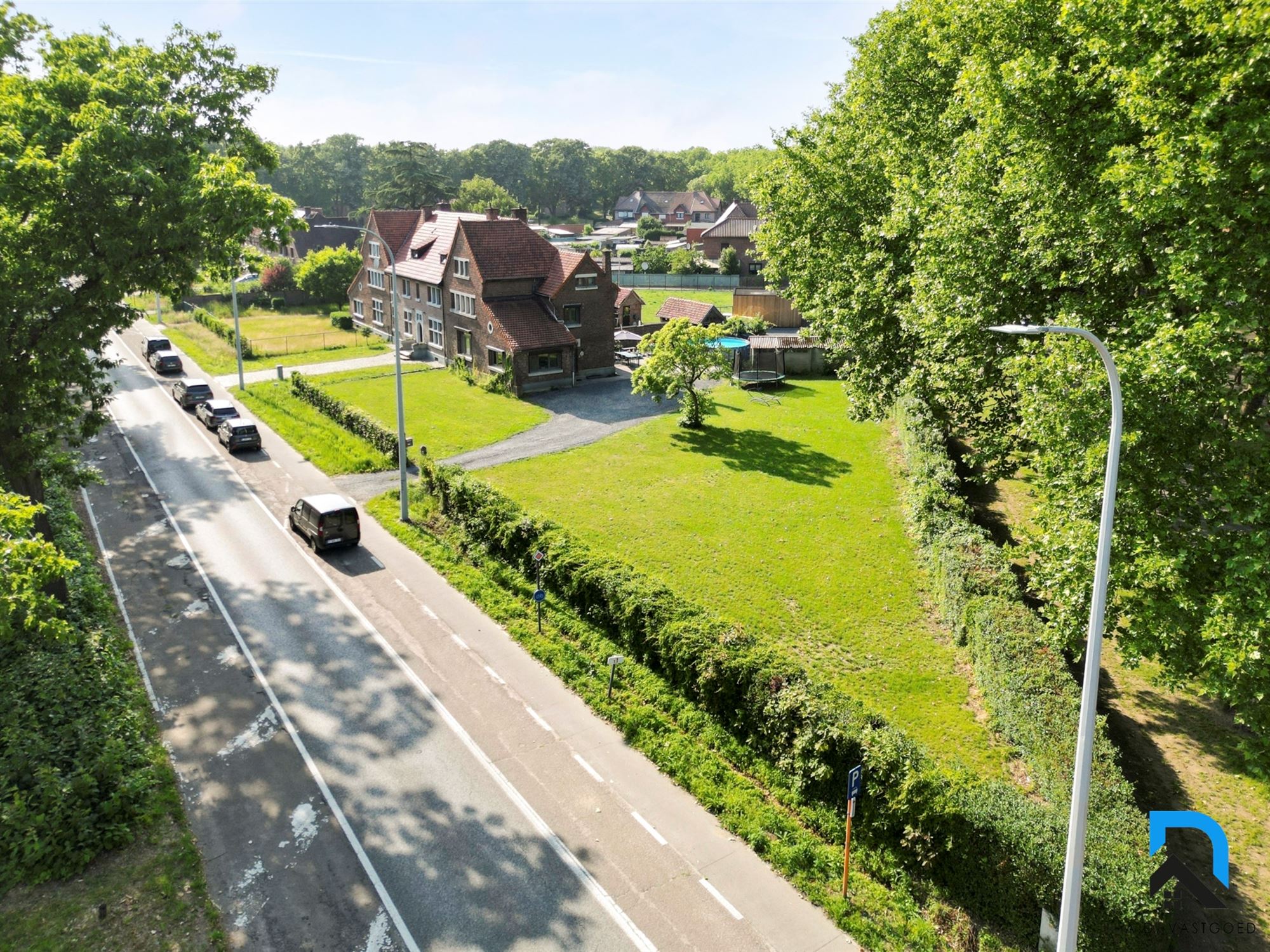 Woning met 5 slaapkamers op riant hoekperceel foto {{pictureIndex}}
