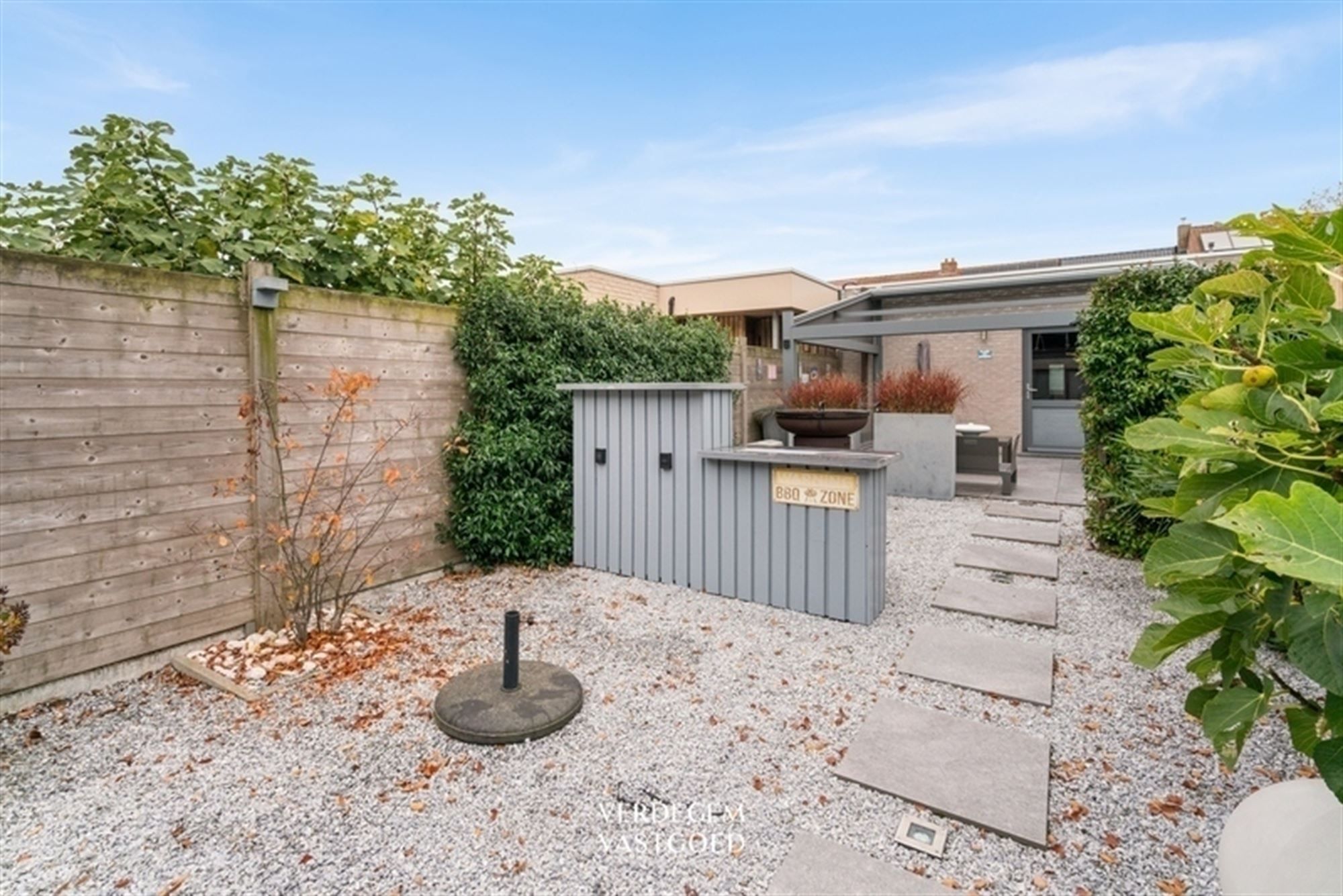 Instapklaar en knap afgewerkte woning met 2 garages, geniettuin en atelier/praktijk foto 22