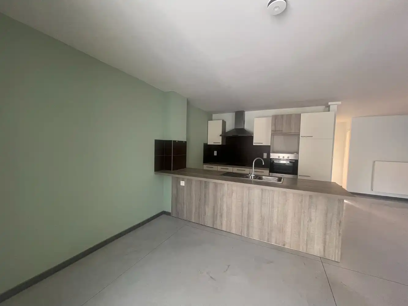 Lichtrijk appartement met balkon in gebouw met lift foto 9