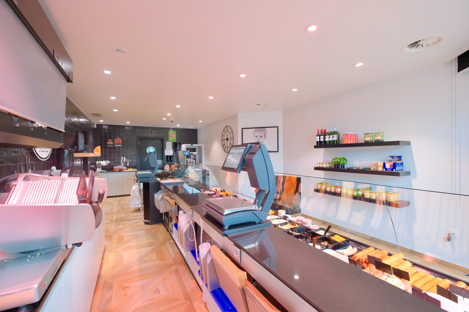 Instapklare handelswoning op toplocatie in Torhout! foto 6