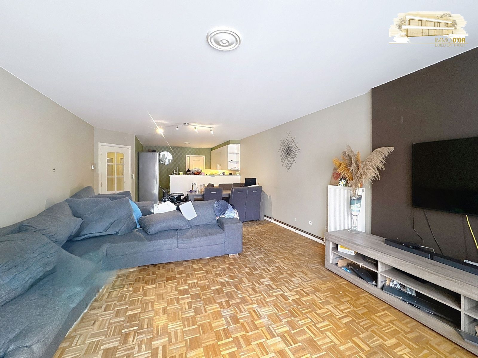 Ruim Appartement met 3 slaapkamers in het centrum van Brasschaat foto {{pictureIndex}}