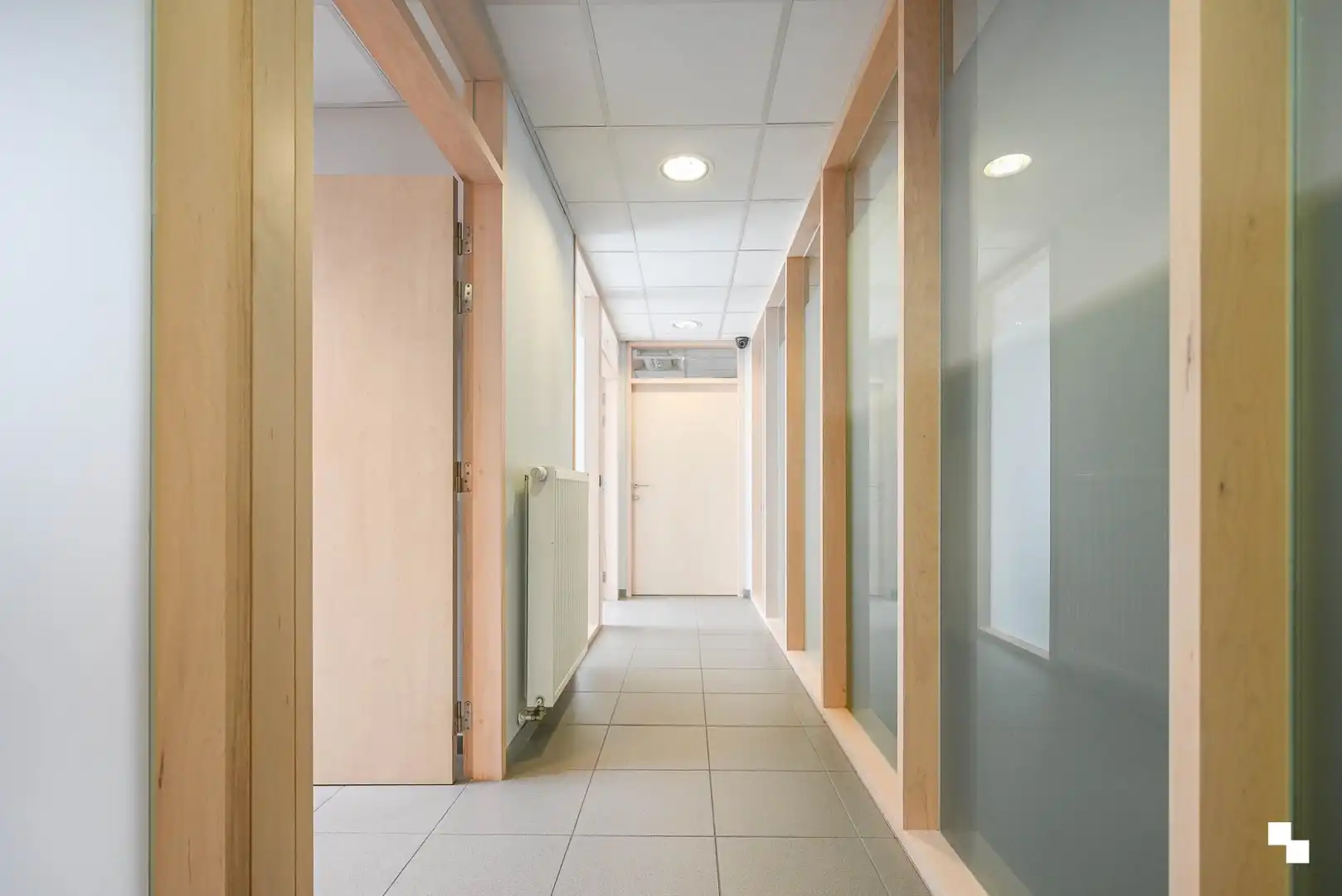 Deels ingerichte handelsruimte op toplocatie te Sint-Andries foto 17