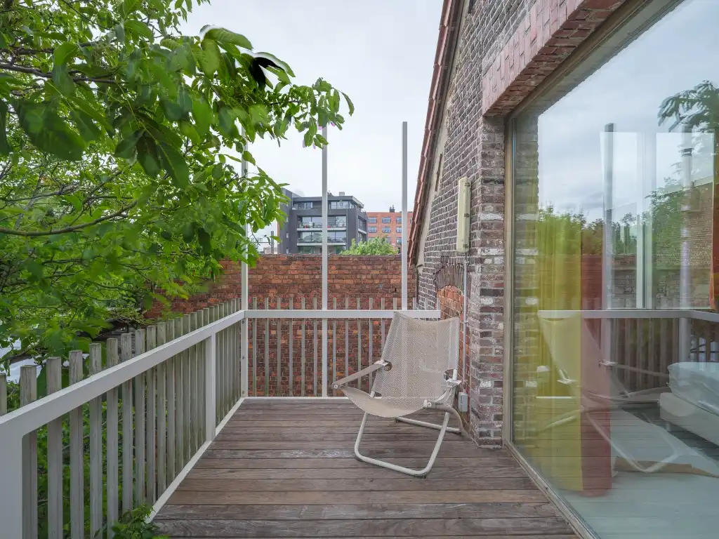 Uniek vastgoed! Exclusieve en creatieve site met twee kantoorruimtes, een polyvalent handelspand, een short-staystudio en een bijzonder architecturale split-levelwoning met ruime tuin, op een boogscheut van het stadscentrum. foto 23
