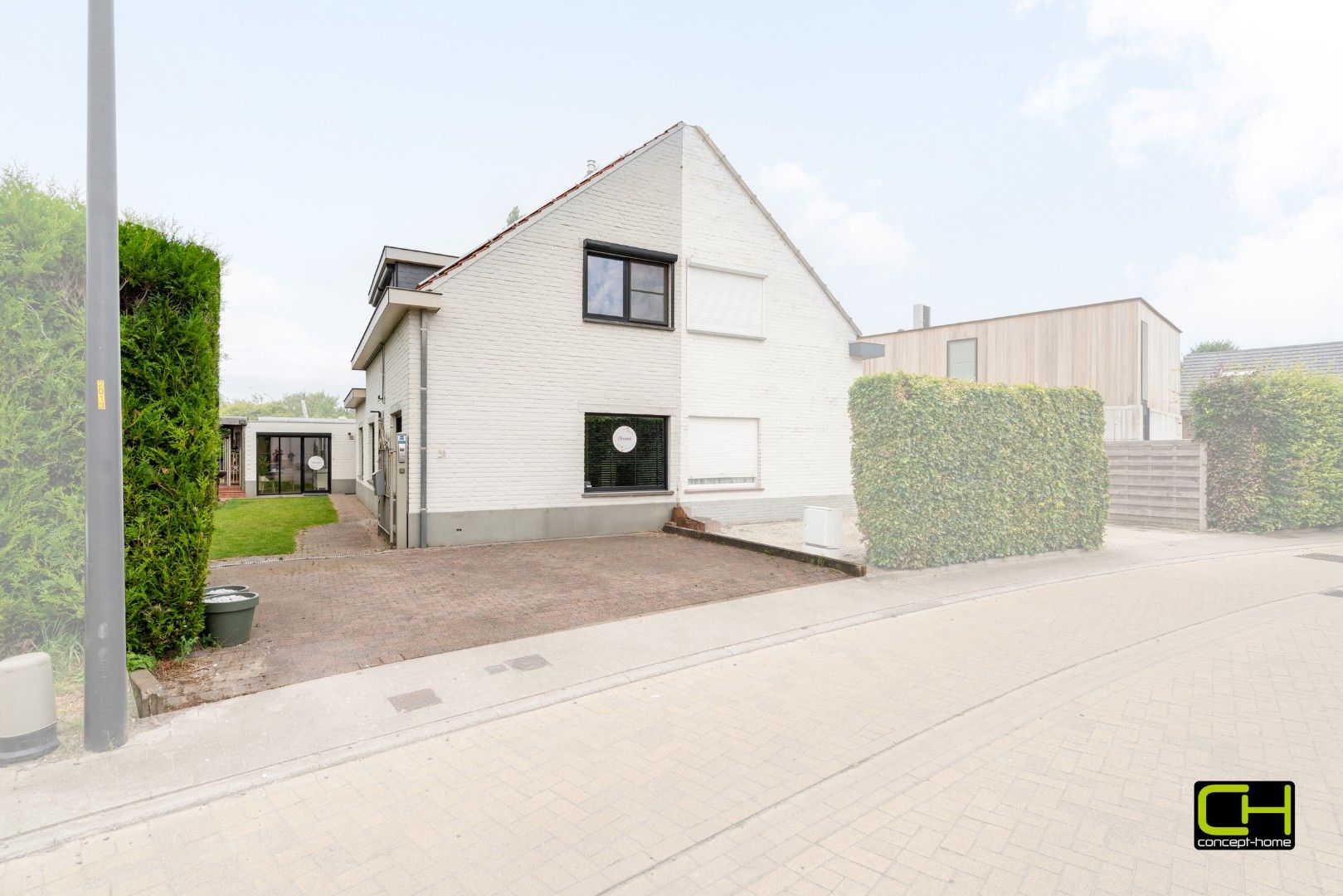 Moderne woning met drie slaapkamers en praktijkruimte te koop in Lievegem foto 25
