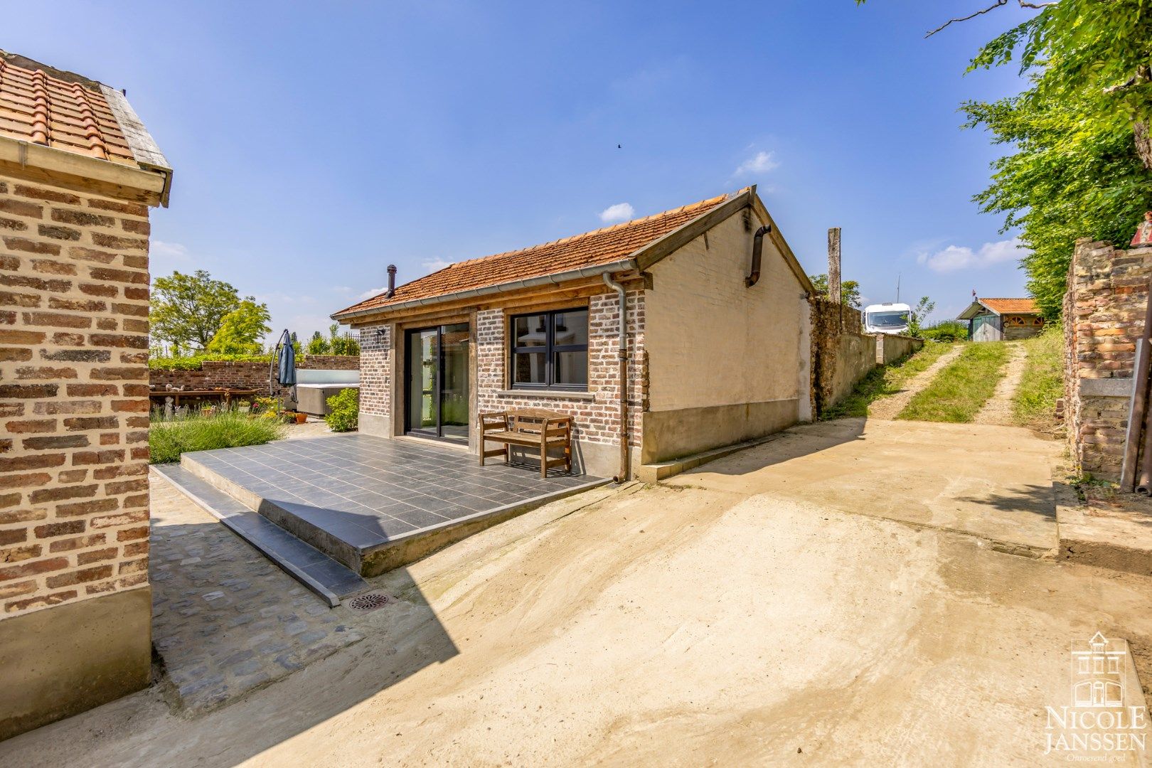 Statige woning op een aangename en rustige locatie foto 26