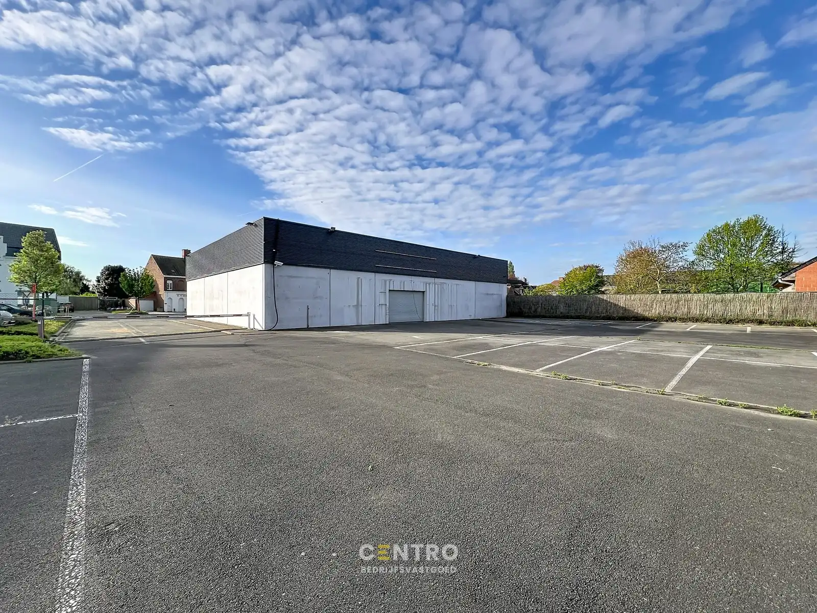 Multifunctioneel bedrijfspand (binnenrecreatie, toonzaal, winkel, opslag,...) van 782m² met 40 parkeerplaatsen op eigen terrein te Bavikhove (Harelbeke). foto 4