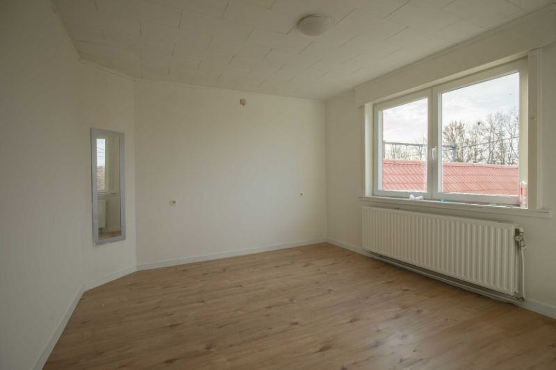 Roeselare-Rumbeke. Duplexappartement  met 2 slaapkamers van 80 m² met aparte ingang en parkeerplaatsen. Recent vernieuwd. Ideale investering of starter. foto 9