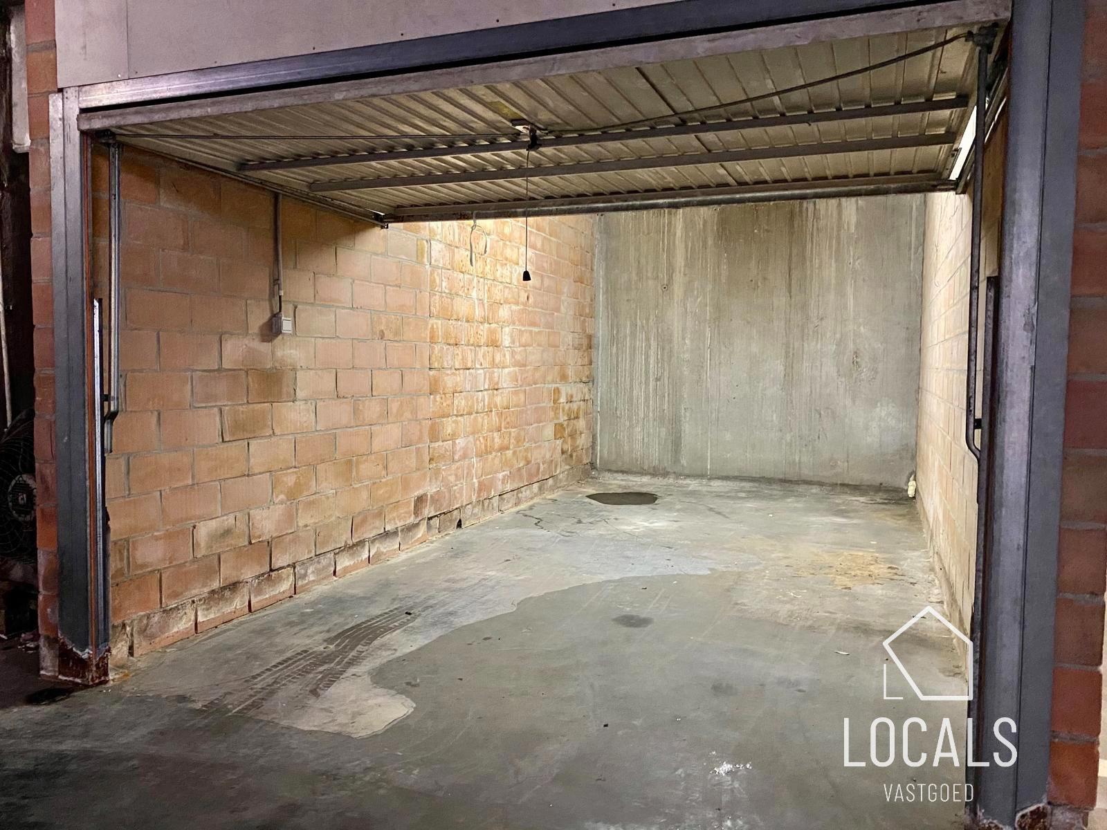 Onmiddellijke beschikbaar! Goed gelegen gesloten garage!  foto {{pictureIndex}}