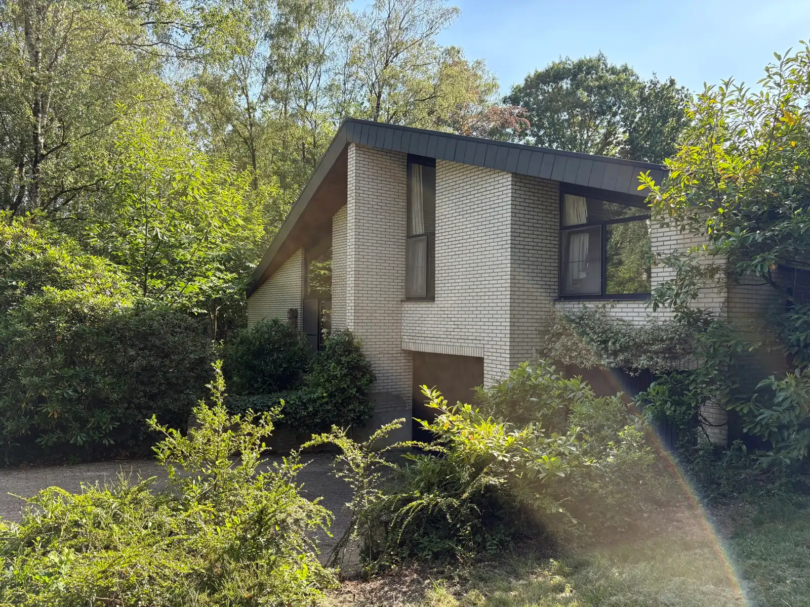 Hoofdfoto van de publicatie: Ruime villa met 5 slaapkamers en veel privacy 