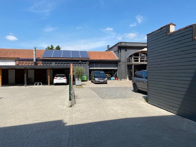 Ruim handelspand/magazijn met luxe appartement te koop! foto {{pictureIndex}}