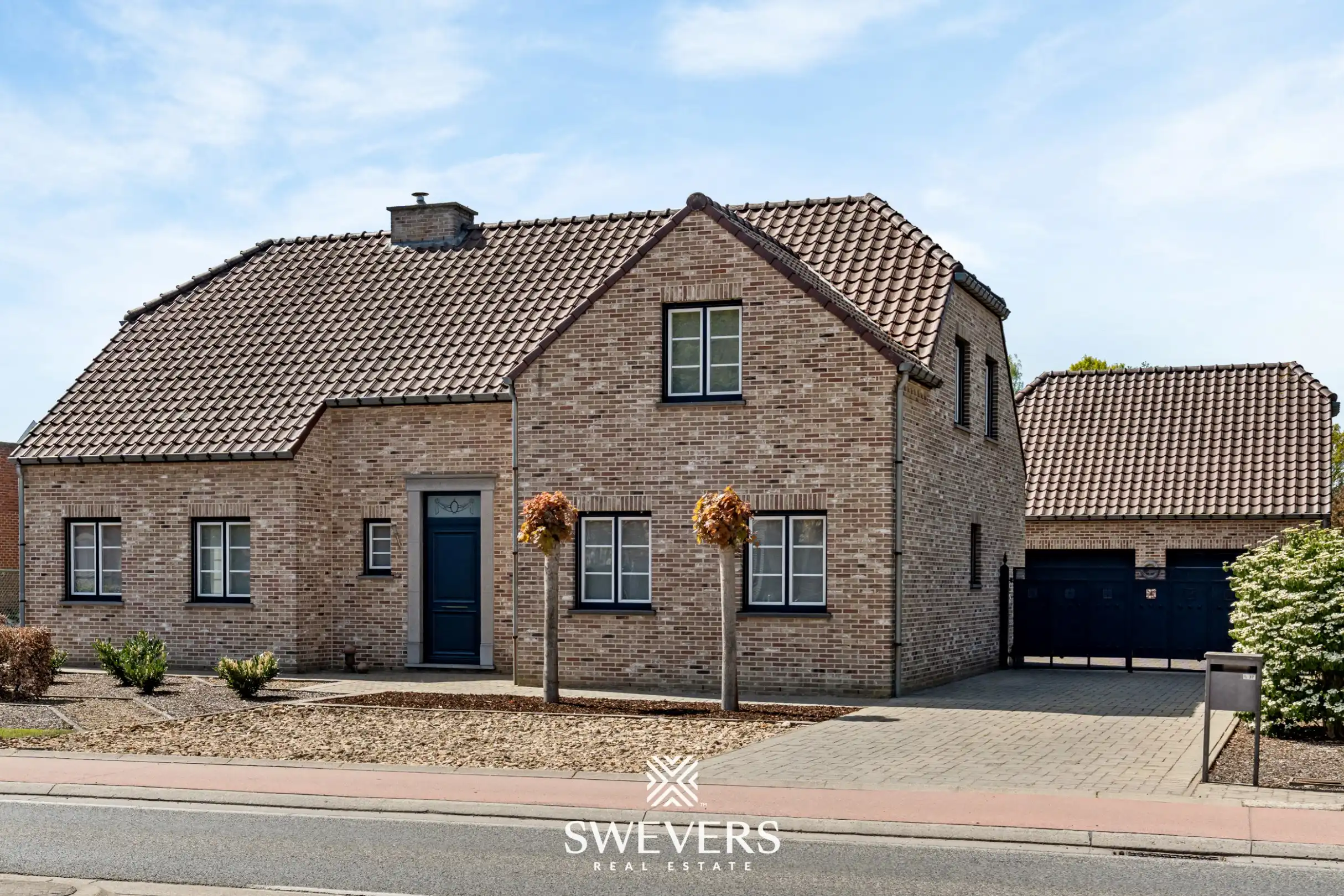 Open bebouwing met 4 slaapkamers, dubbele garage en tuin – mogelijkheid tot gelijkvloers wonen foto {{pictureIndex}}