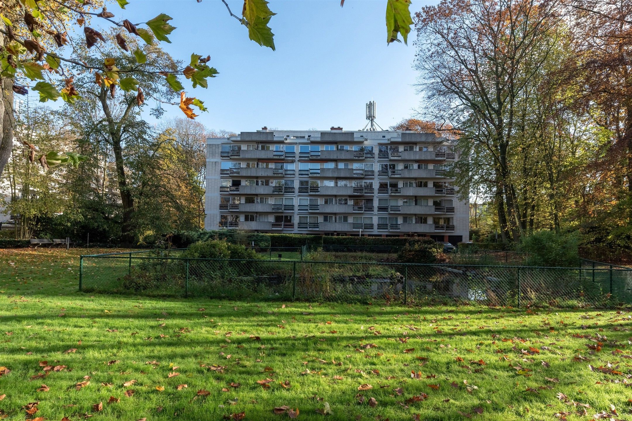 Gerenoveerd appartement met 2 slaapkamers in privépark foto 15