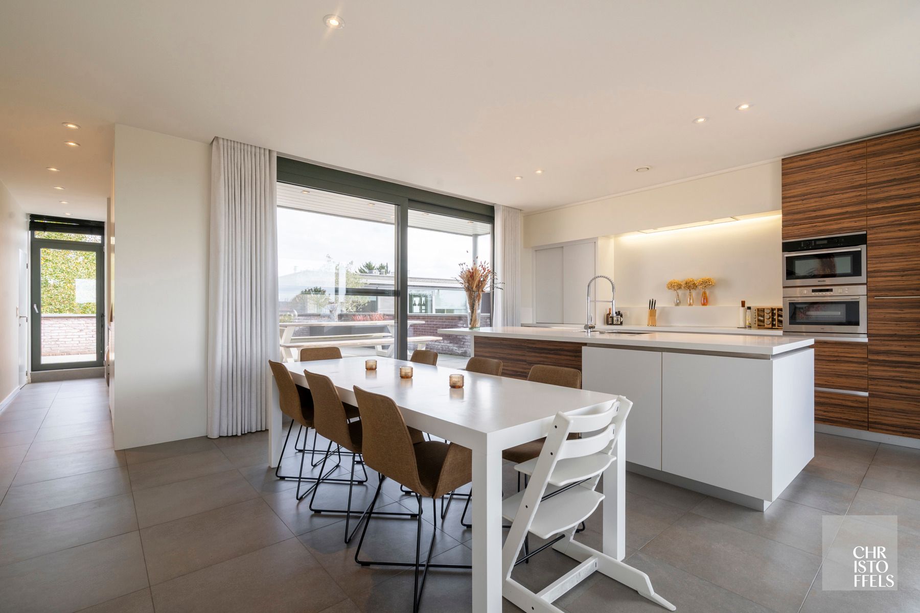 Luxe Penthouse met panoramische glaspartijen en 96m² terrassen in Parkresidentie Oud-Rekem foto 7