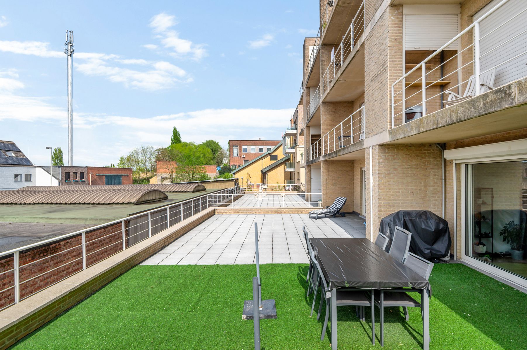 Volledig vernieuwd appartement met ruim terras en garagebox foto 2