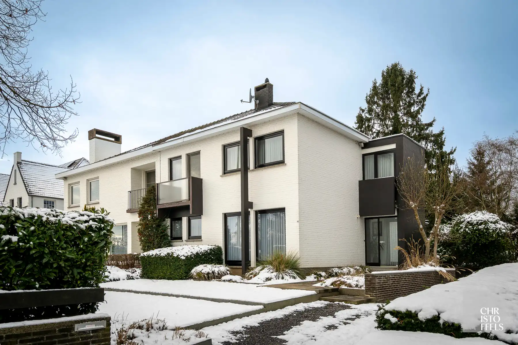 Instapklare woning (195m²) met 4 slaapkamers te Lanaken! foto {{pictureIndex}}