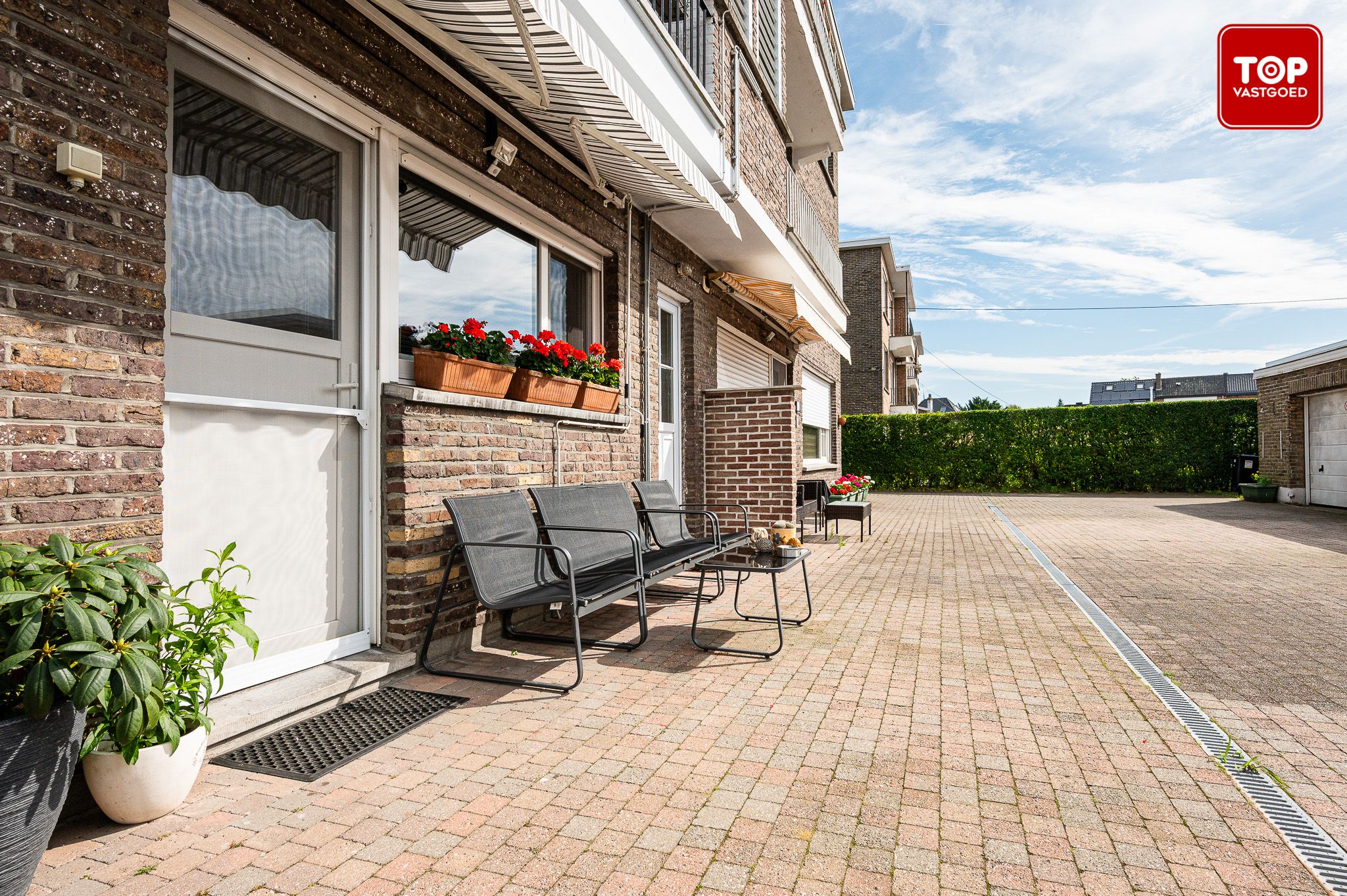 Vernieuwd gelijkvloers appartement met garage foto 1