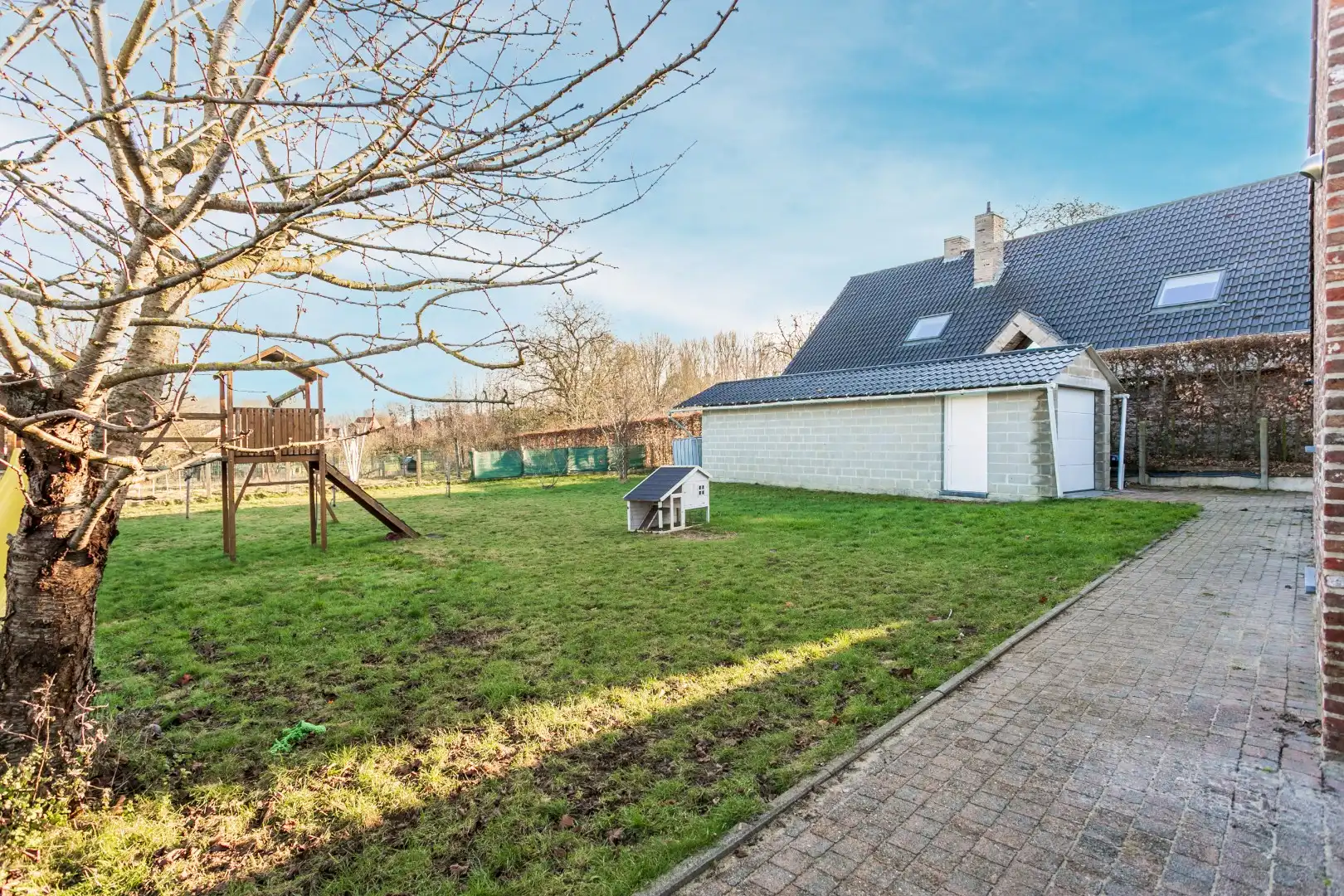 Instapklare woning met 3 slaapkamers, tuin en 2 garages.  foto 9