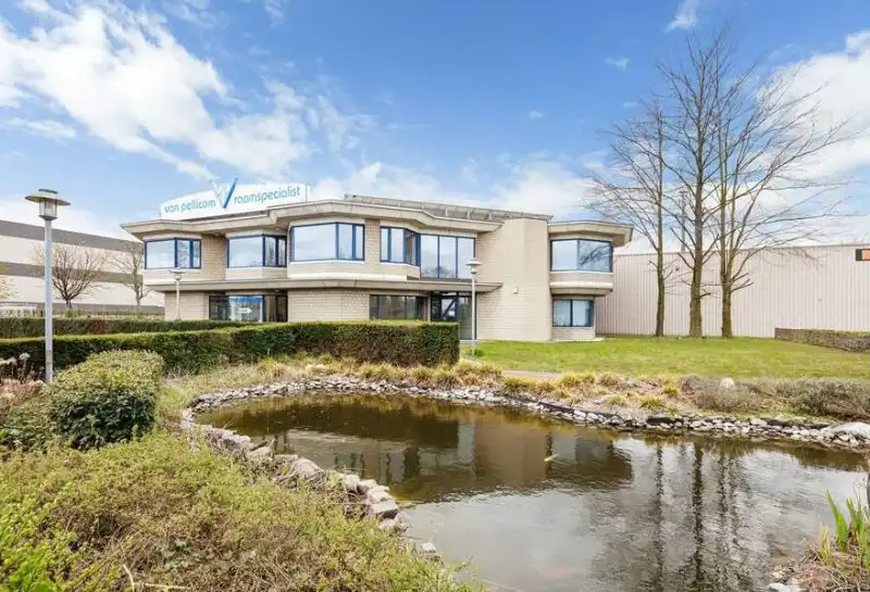 Kantoorgebouw te huur foto {{pictureIndex}}